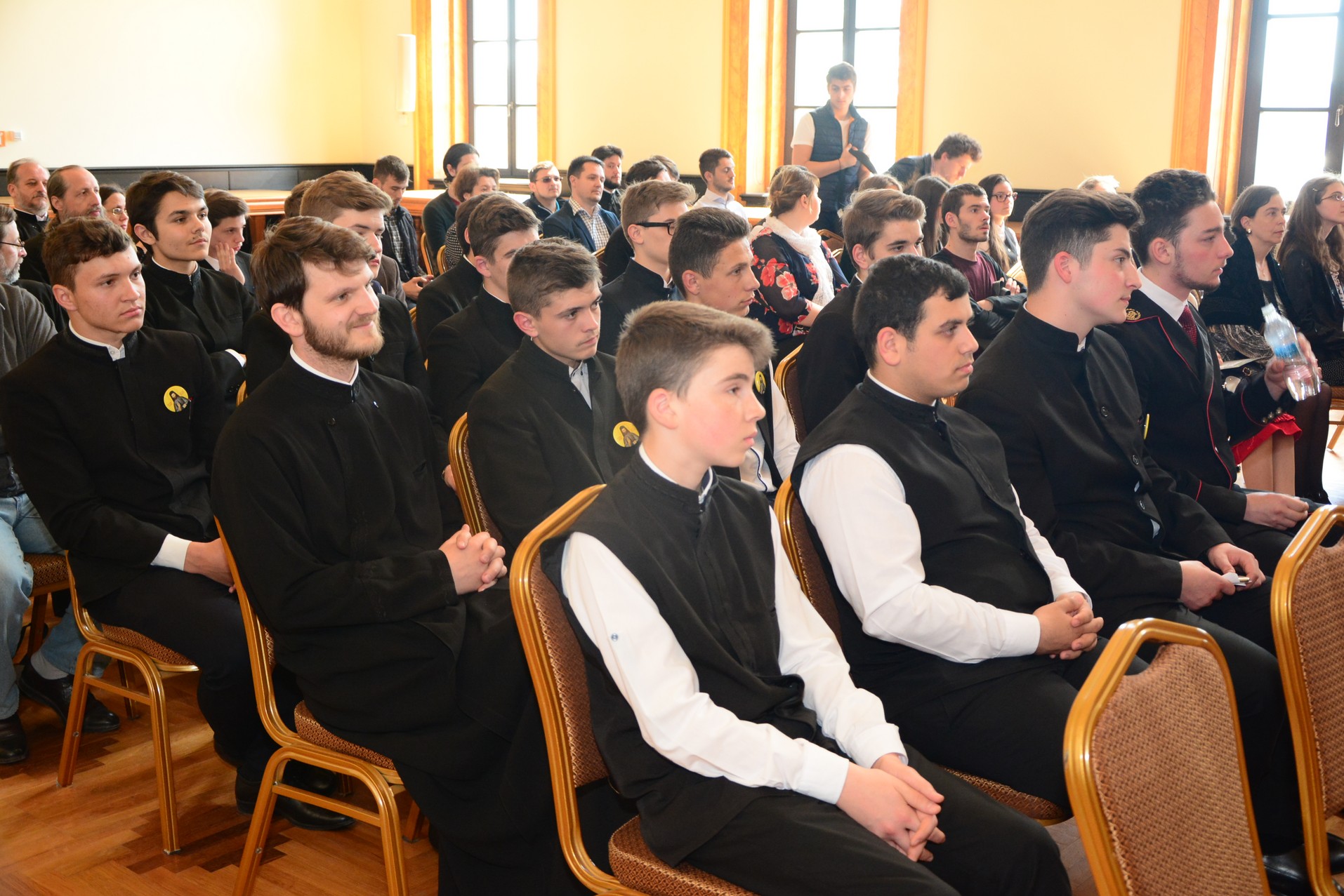 Elevii olimpici, premiaţi de IPS Părinte Mitropolit Teofan