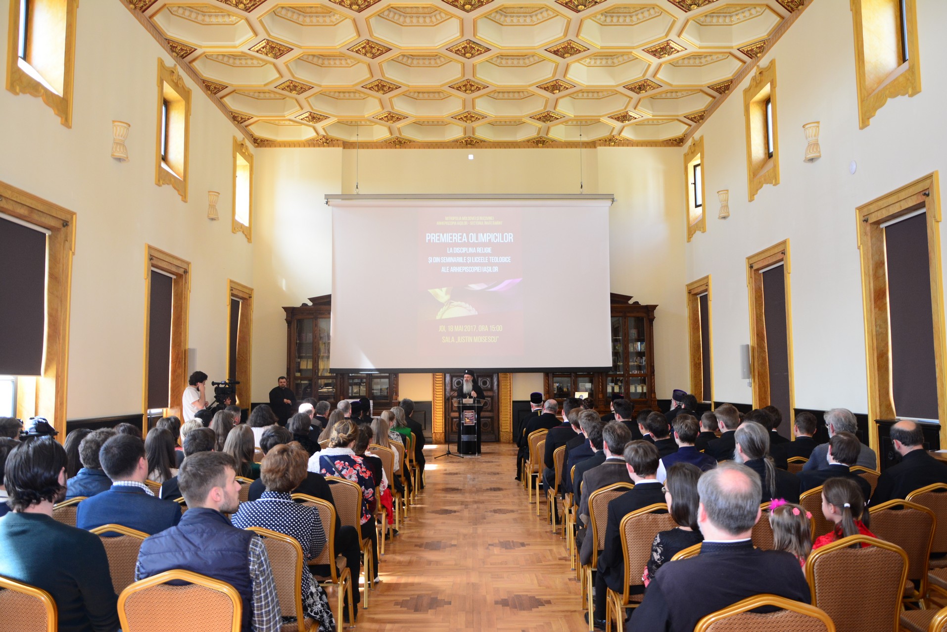 Elevii olimpici, premiaţi de IPS Părinte Mitropolit Teofan