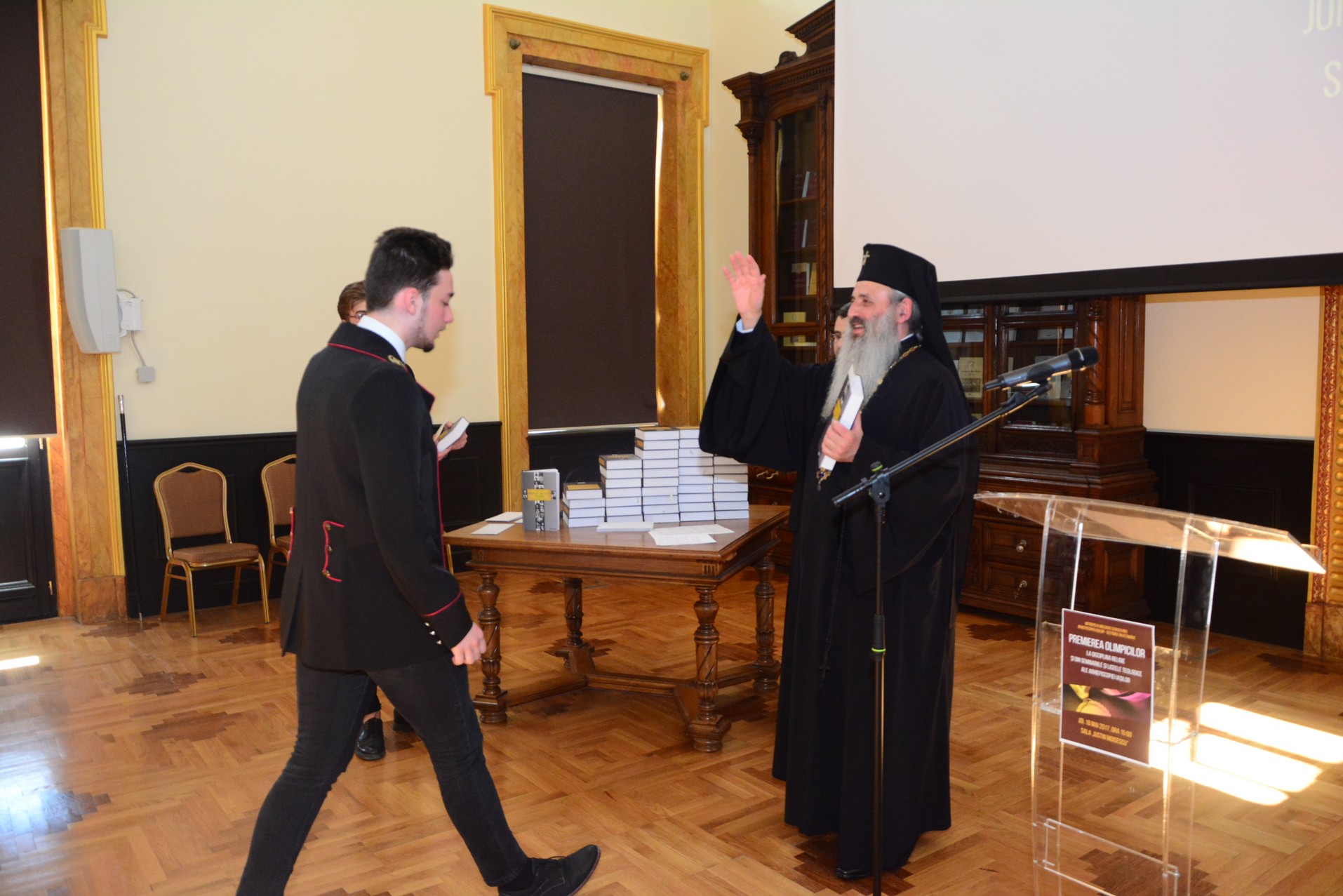 Elevii olimpici, premiaţi de IPS Părinte Mitropolit Teofan