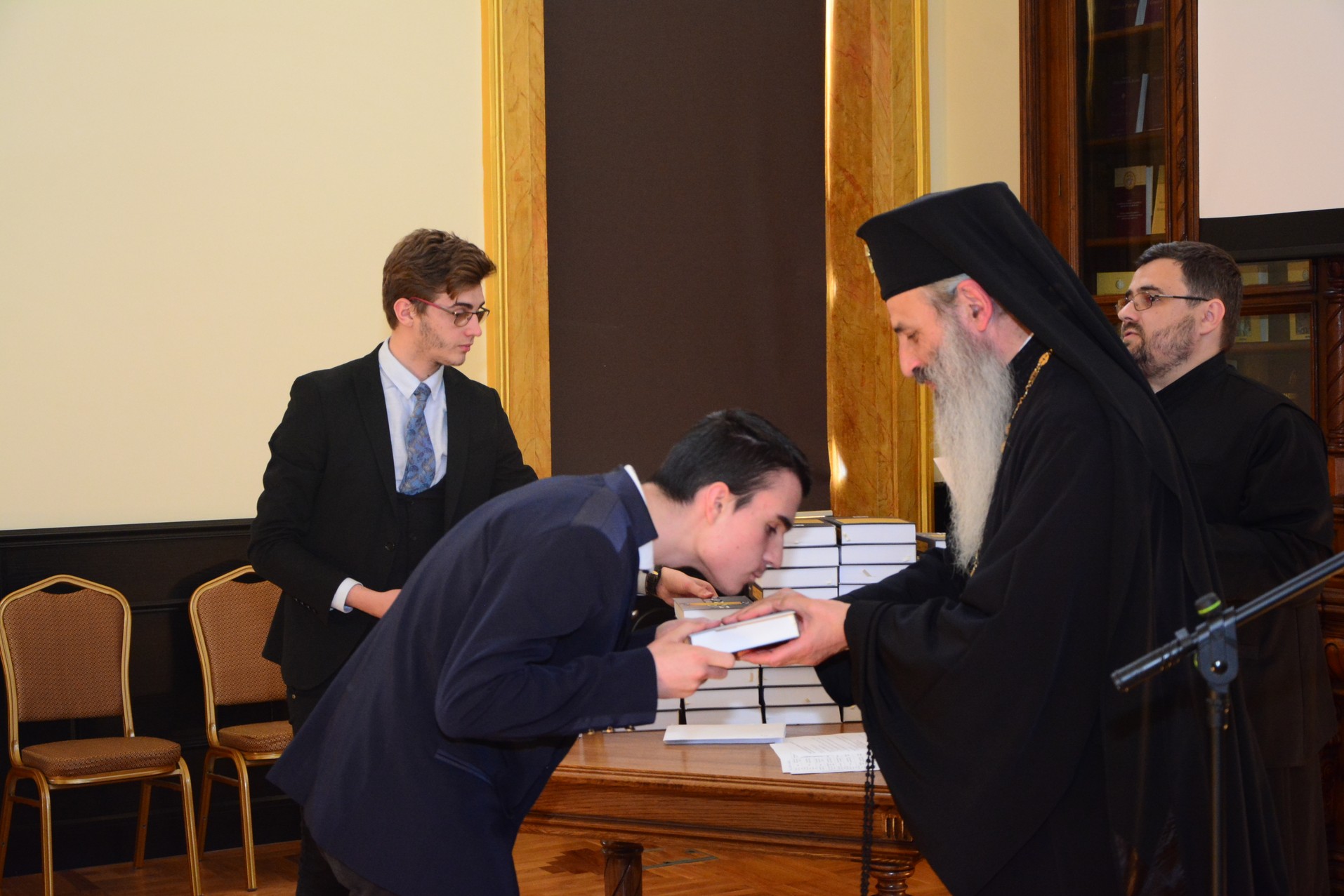 Elevii olimpici, premiaţi de IPS Părinte Mitropolit Teofan