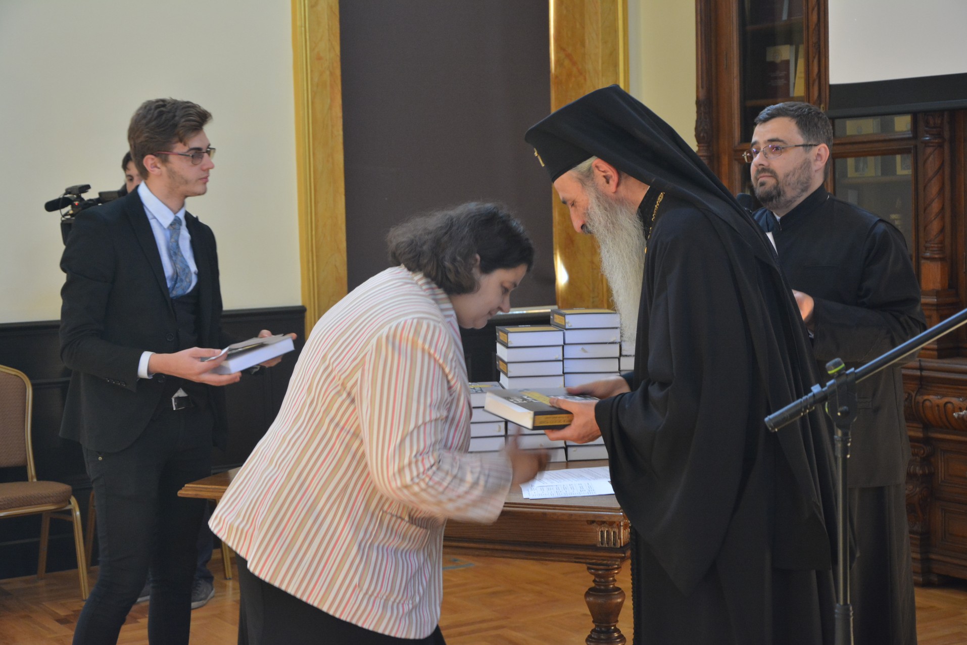 Elevii olimpici, premiaţi de IPS Părinte Mitropolit Teofan