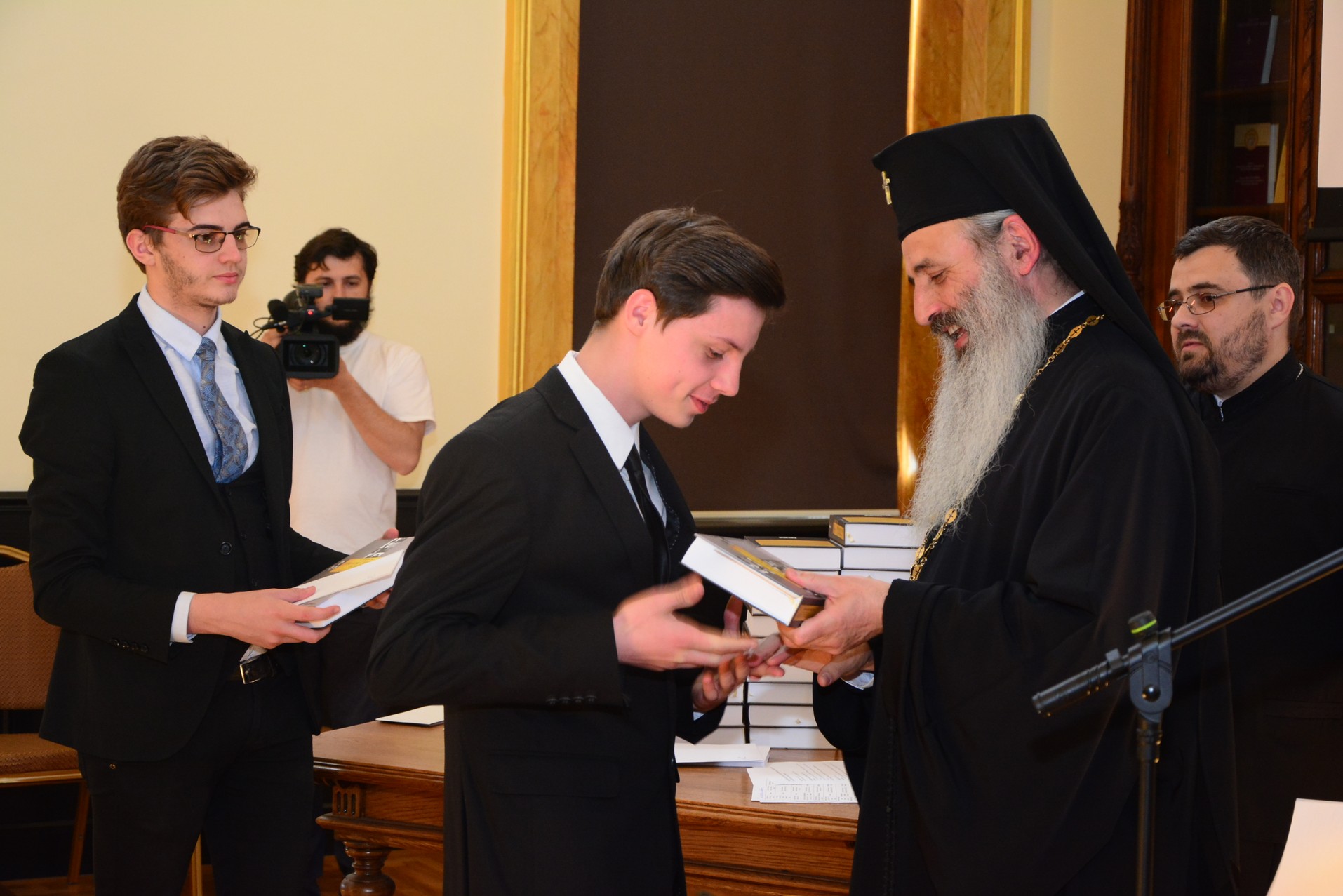 Elevii olimpici, premiaţi de IPS Părinte Mitropolit Teofan