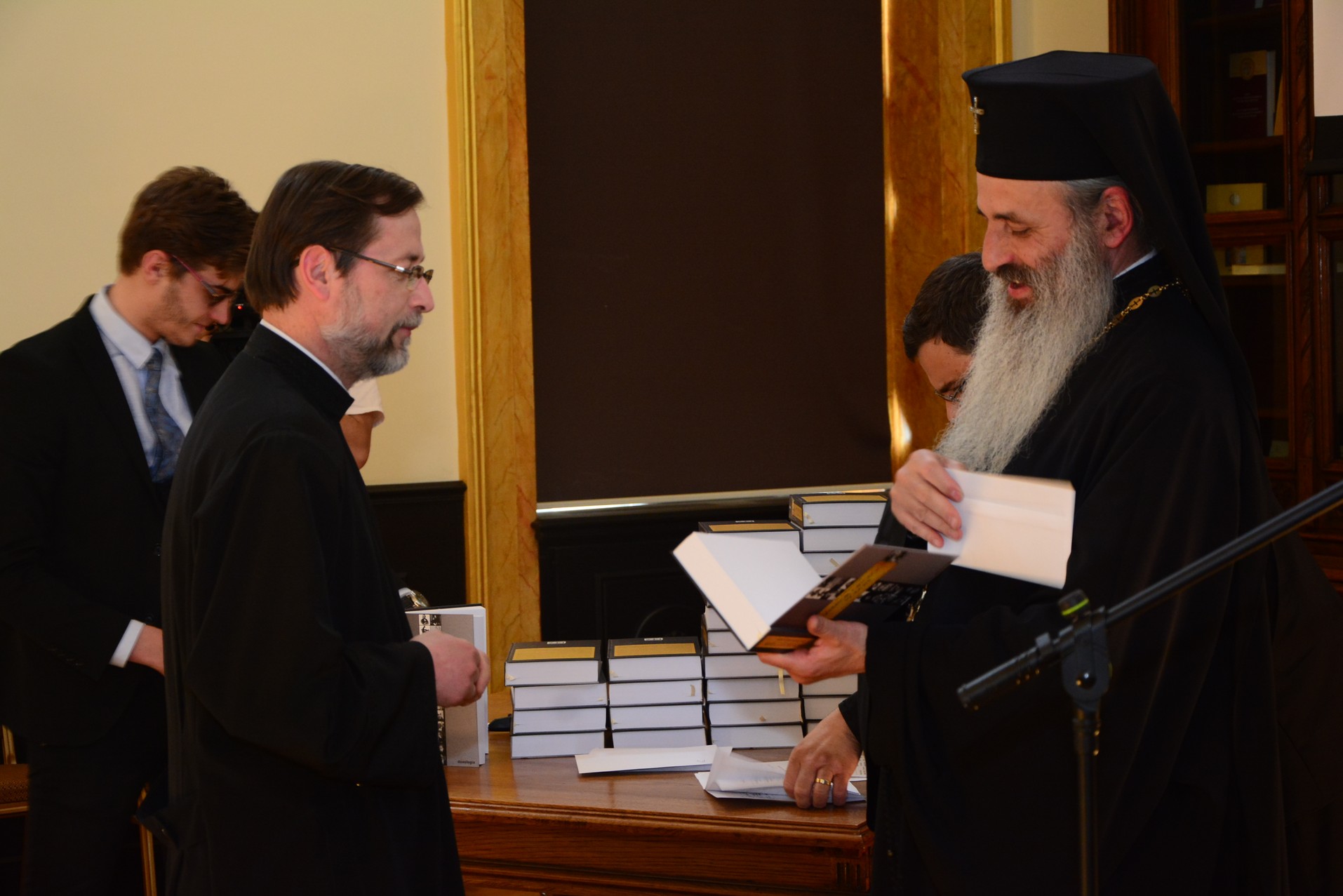 Elevii olimpici, premiaţi de IPS Părinte Mitropolit Teofan