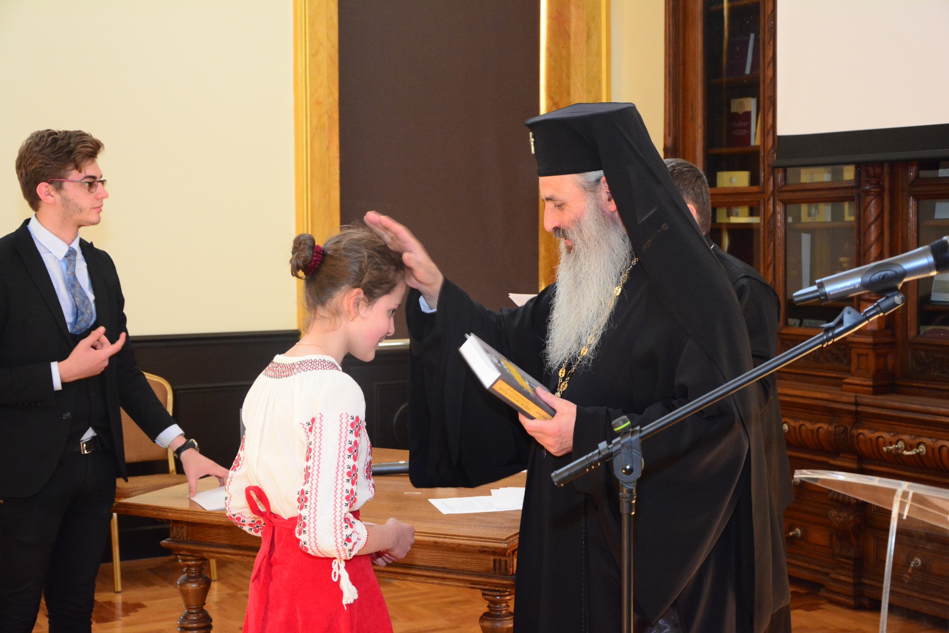 Elevii olimpici, premiaţi de IPS Părinte Mitropolit Teofan