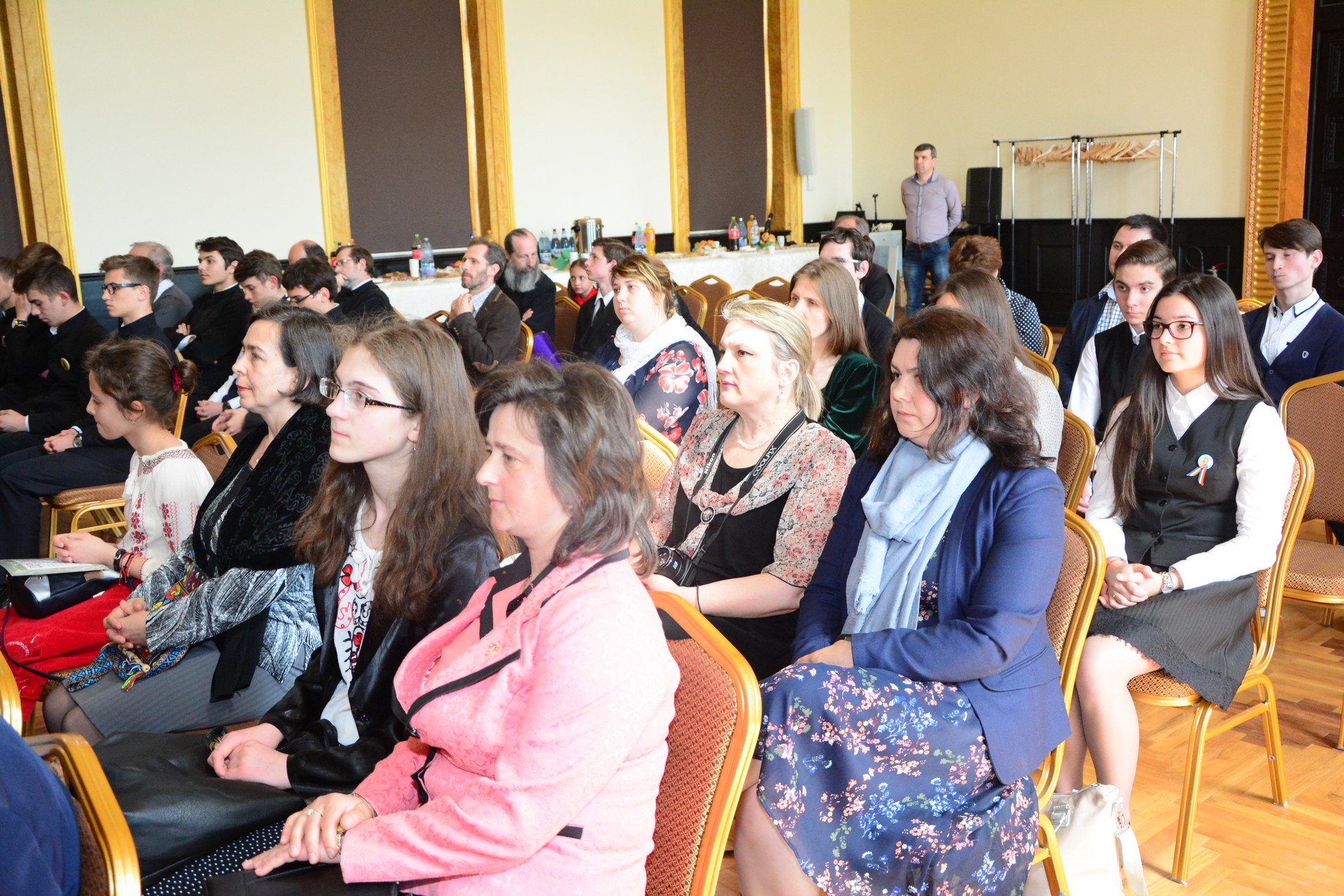 Elevii olimpici, premiaţi de IPS Părinte Mitropolit Teofan