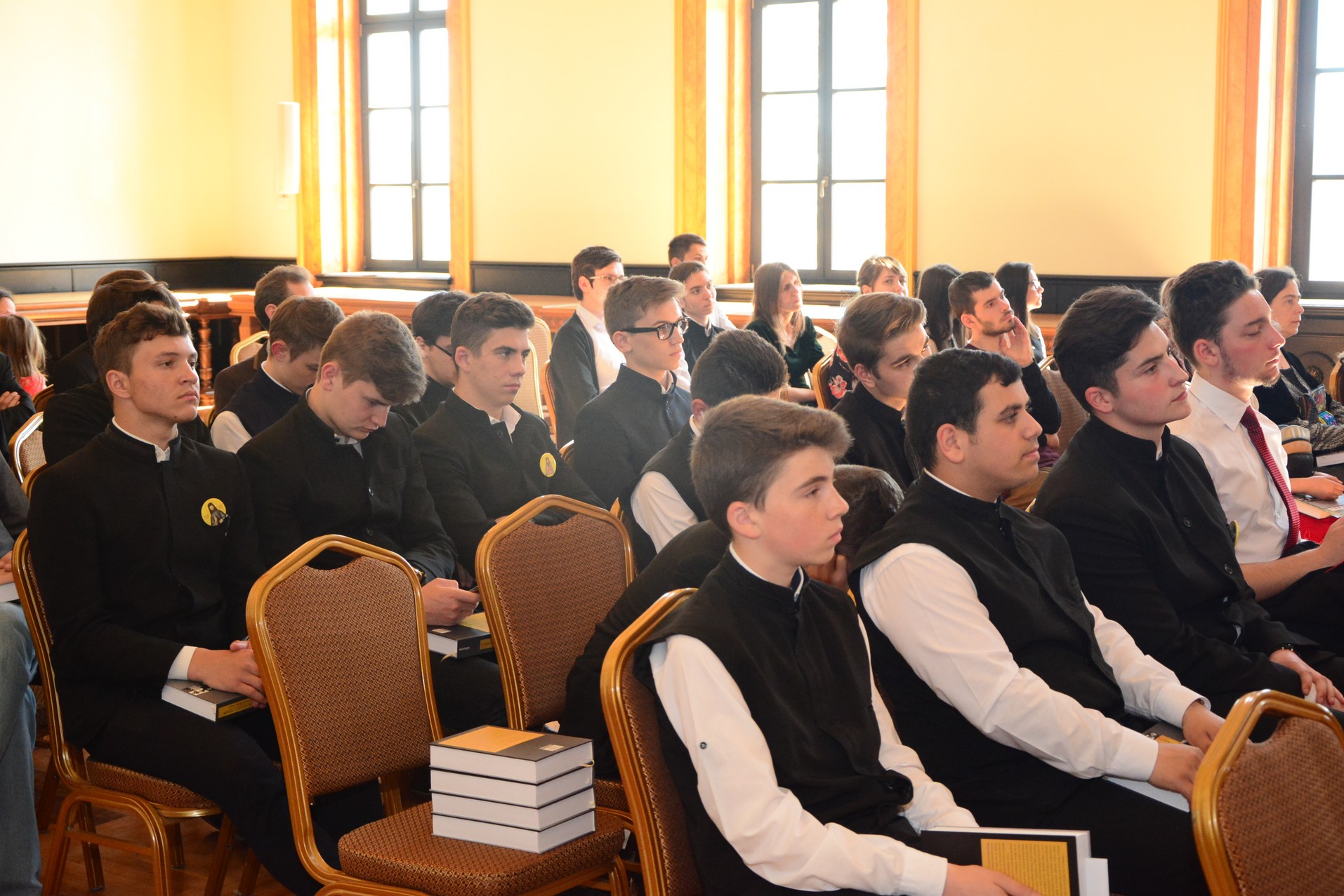 Elevii olimpici, premiaţi de IPS Părinte Mitropolit Teofan