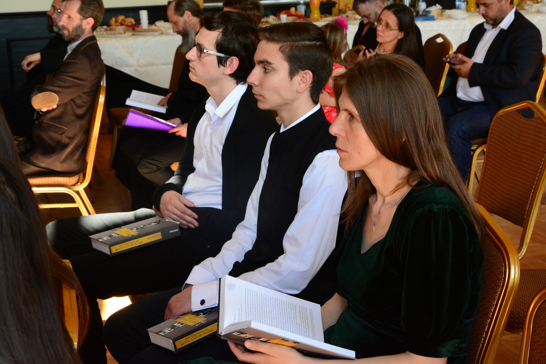 Elevii olimpici, premiaţi de IPS Părinte Mitropolit Teofan