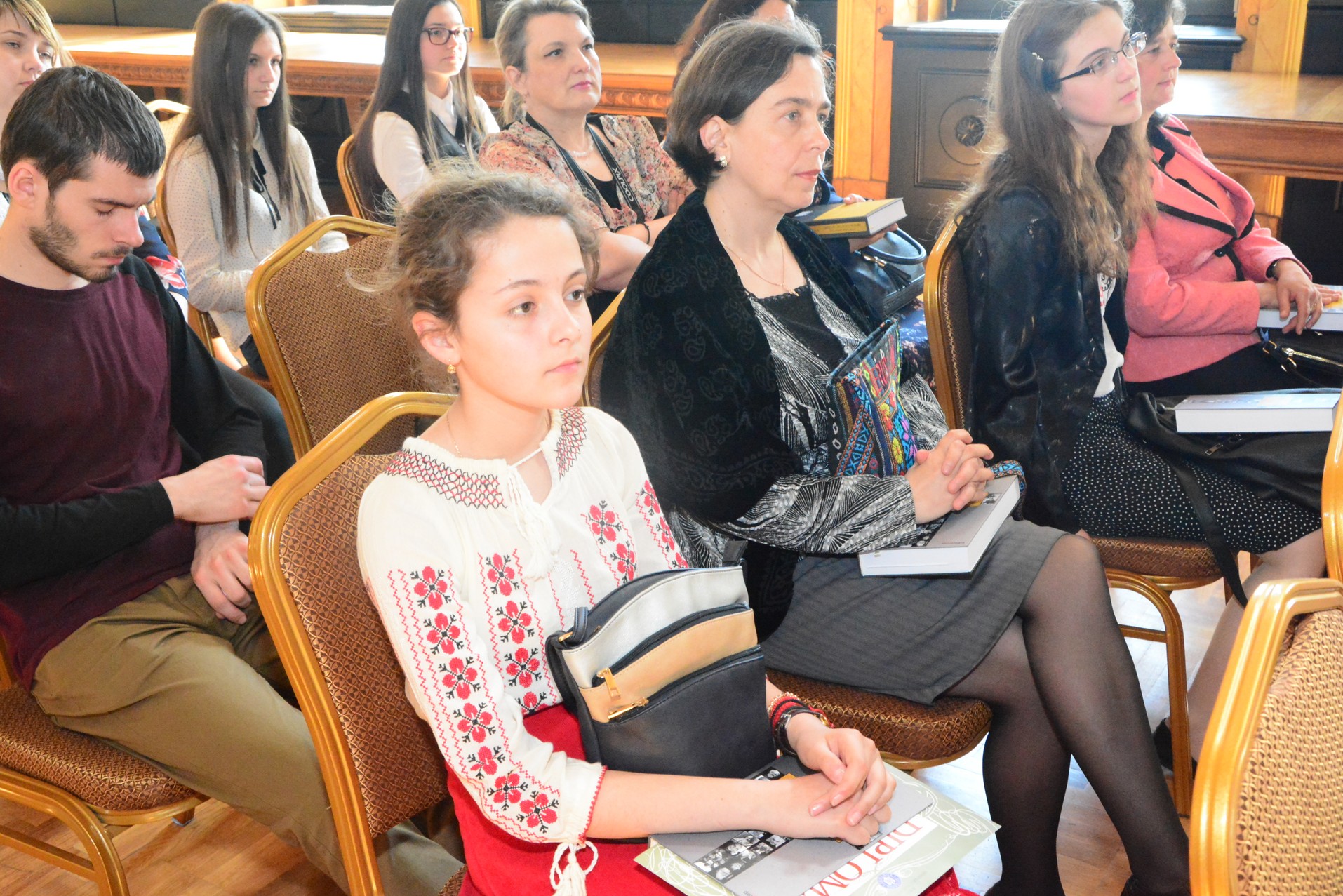 Elevii olimpici, premiaţi de IPS Părinte Mitropolit Teofan