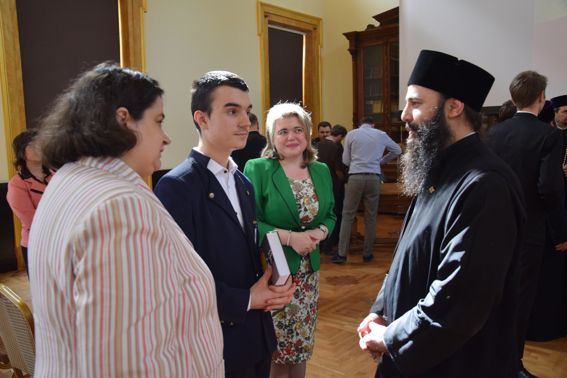 Elevii olimpici, premiaţi de IPS Părinte Mitropolit Teofan