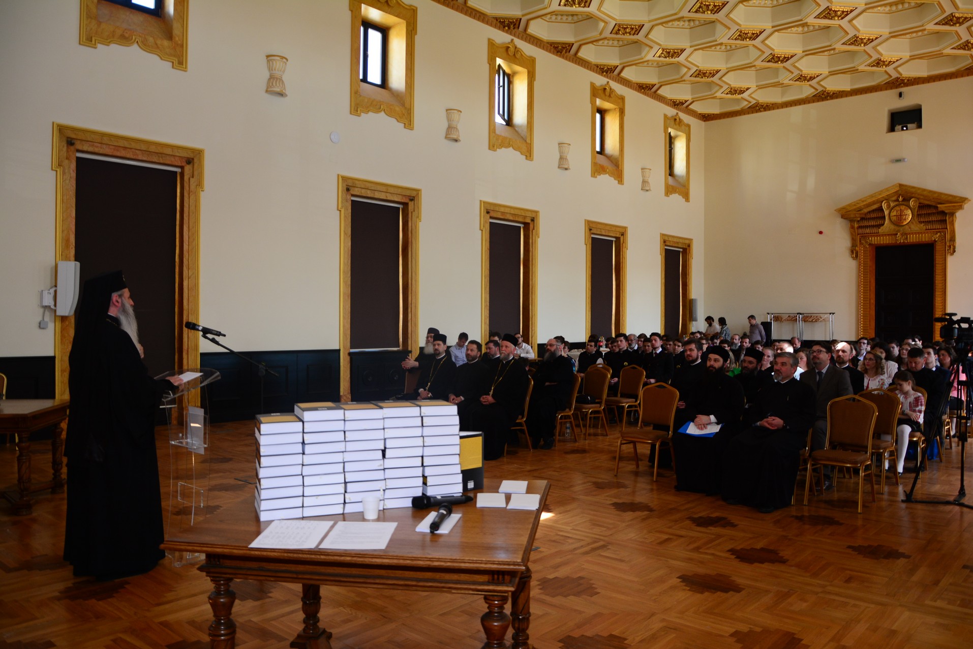 Elevii olimpici, premiaţi de IPS Părinte Mitropolit Teofan