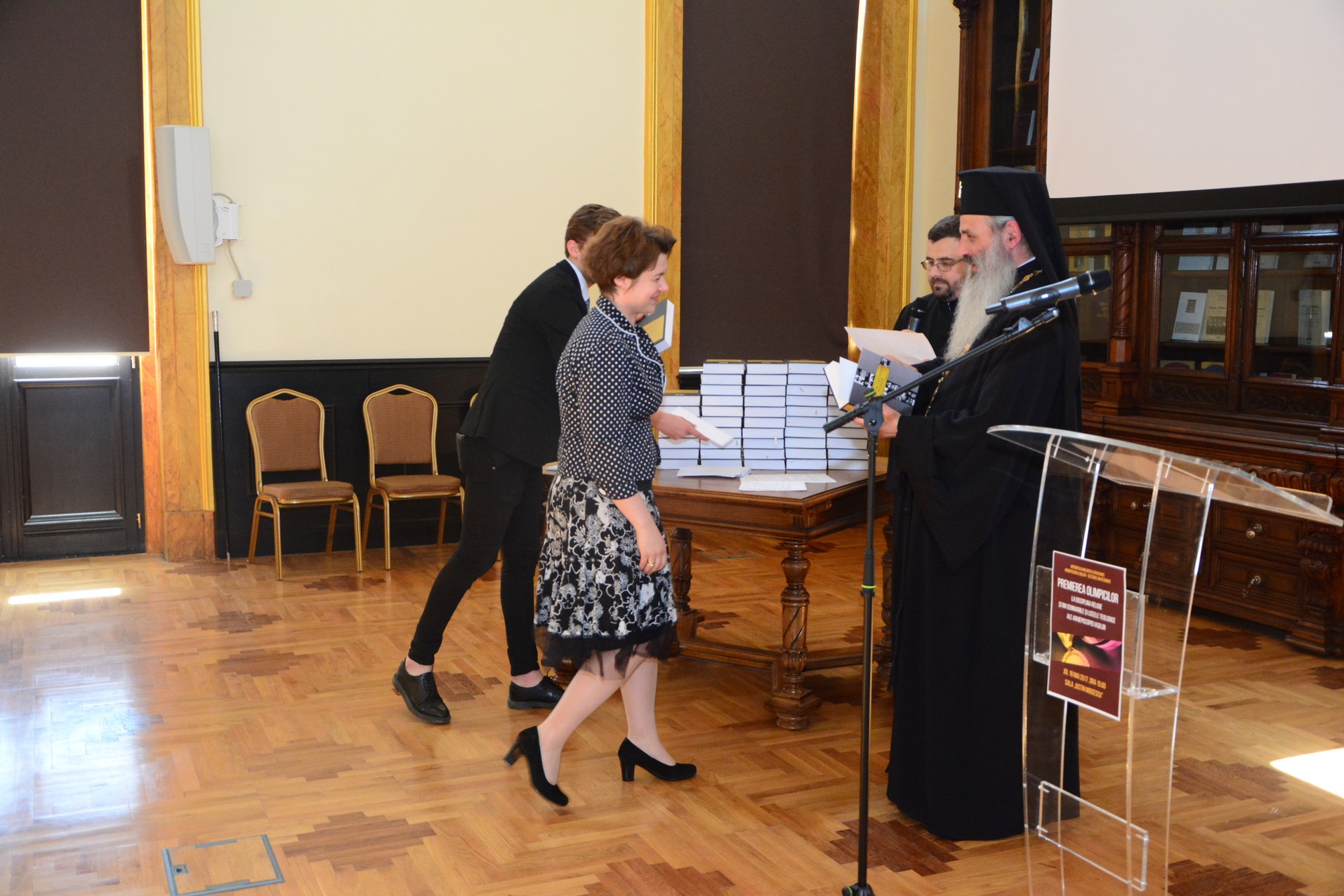 Elevii olimpici, premiaţi de IPS Părinte Mitropolit Teofan