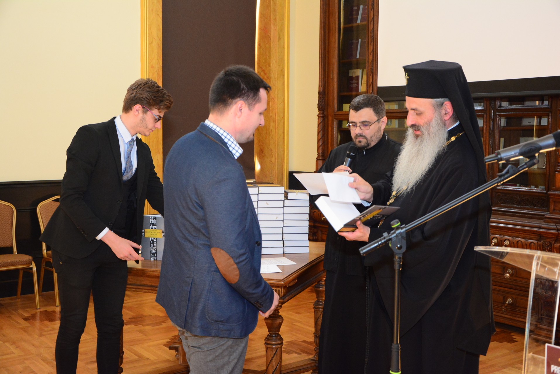 Elevii olimpici, premiaţi de IPS Părinte Mitropolit Teofan