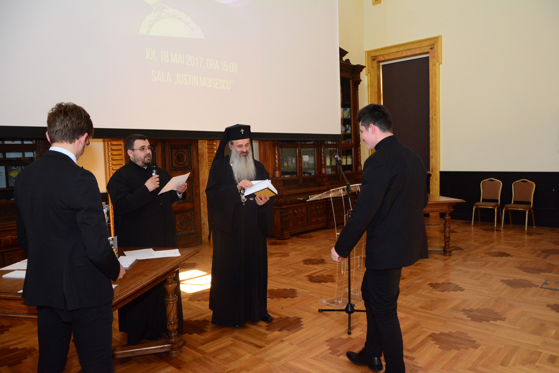 Elevii olimpici, premiaţi de IPS Părinte Mitropolit Teofan