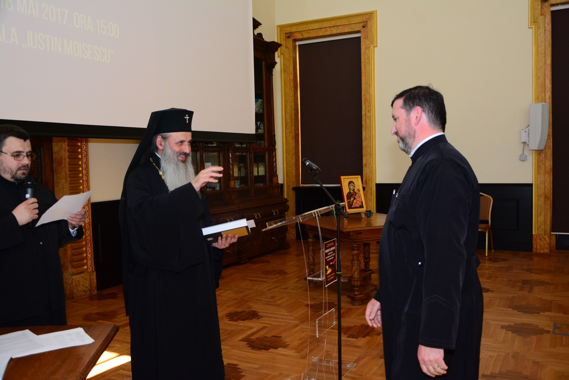 Elevii olimpici, premiaţi de IPS Părinte Mitropolit Teofan