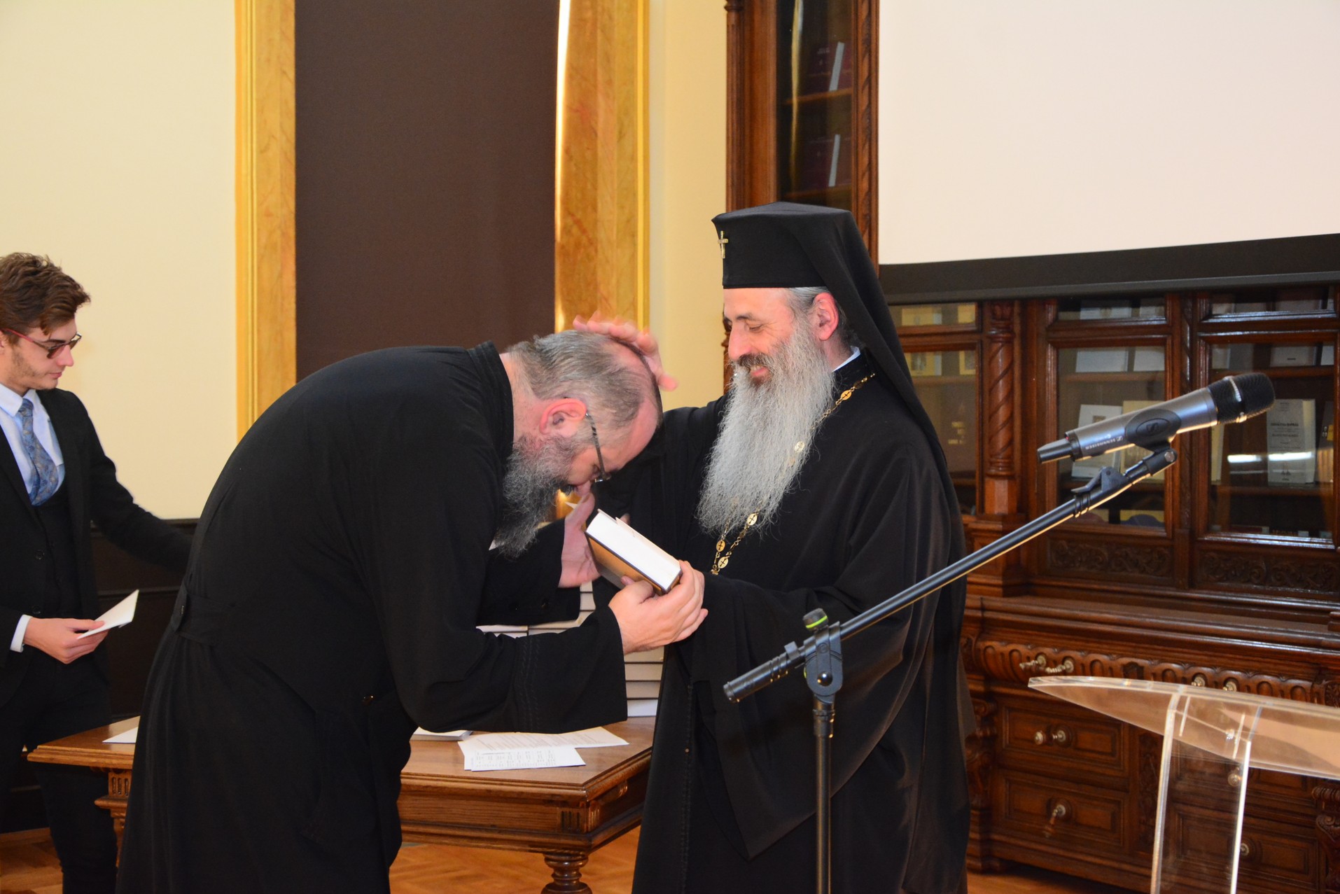 Elevii olimpici, premiaţi de IPS Părinte Mitropolit Teofan