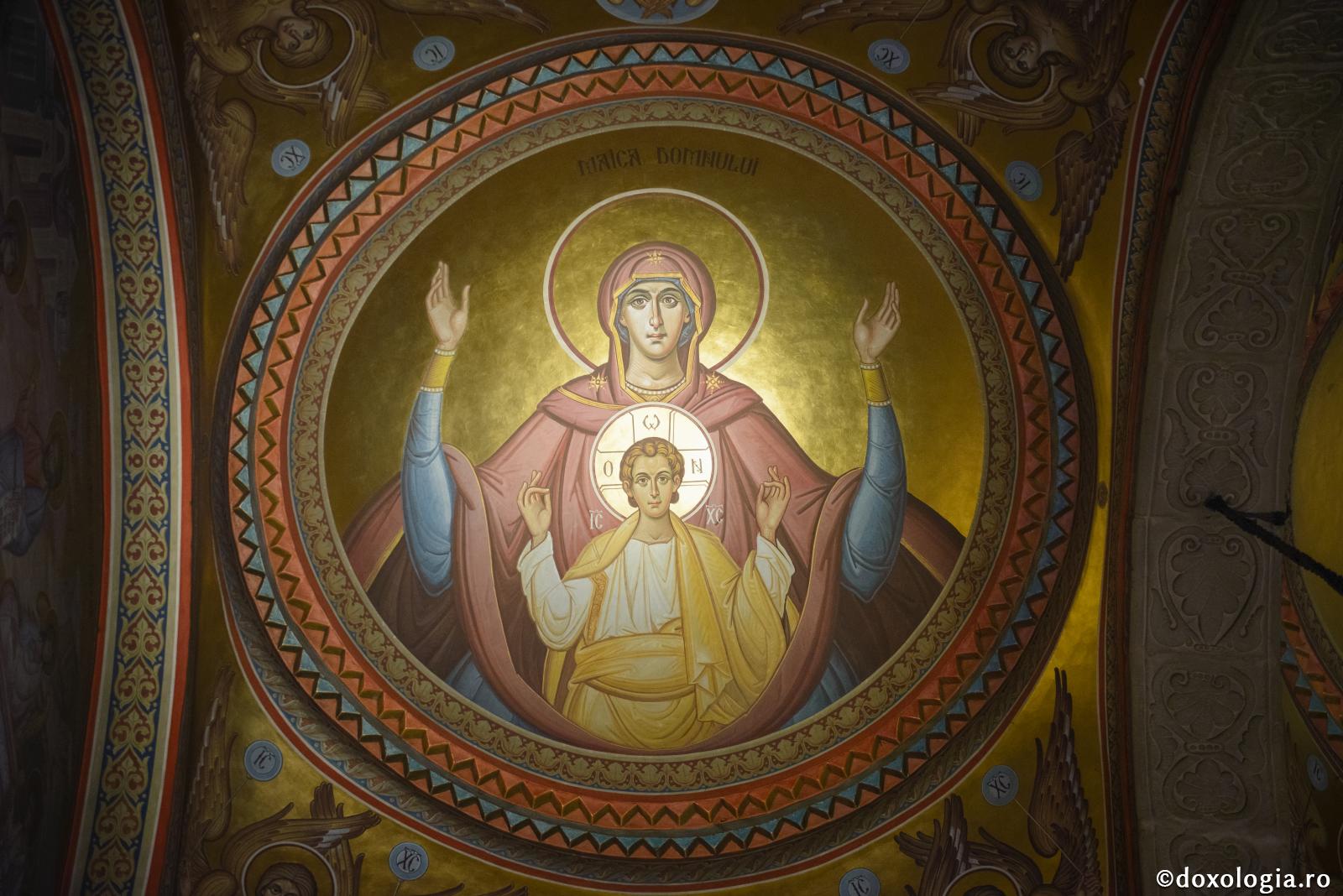 Maica Domnului pe bolta bisericii