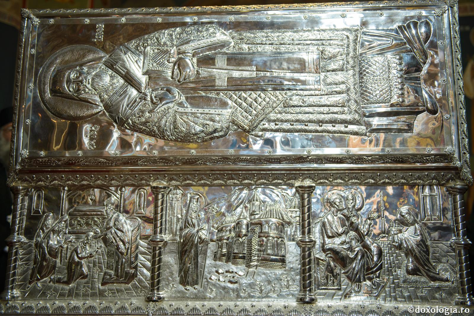 Racla cu Sfintele moaște ale Sfântului Iacon Putneanul