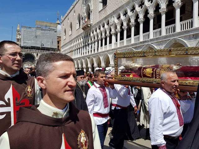 După 800 de ani, moaștele Sfintei Împărătese Elena părăsesc pentru o lună Veneția