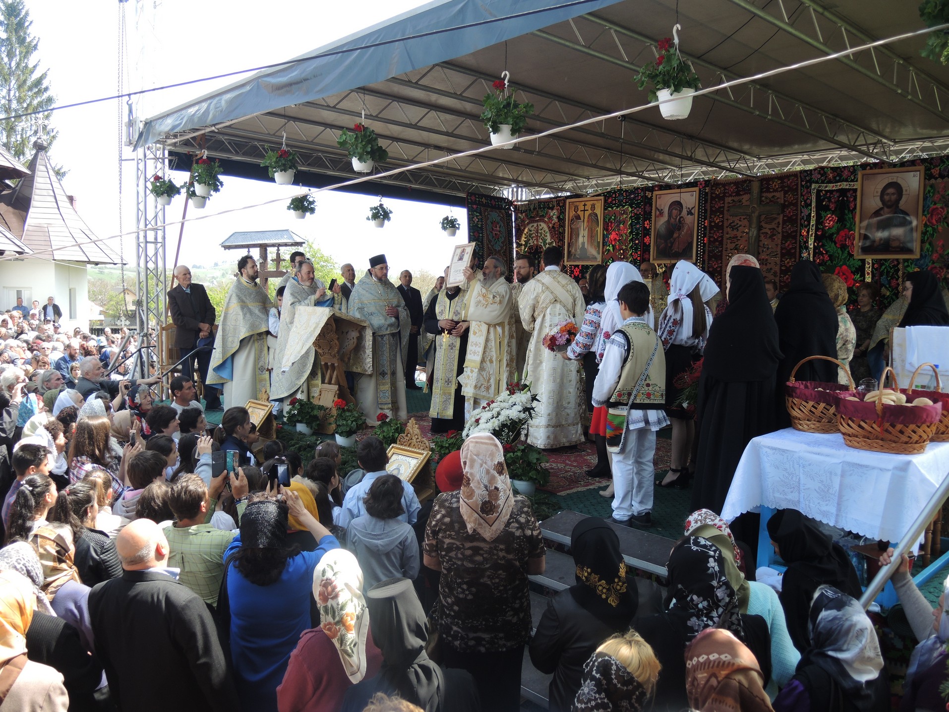 Resfințire de biserică la Crăcăoani: „Biserica este spitalul unde Doctorul este Dumnezeu” Resfințire de biserică la Crăcăoani: „Biserica este spitalul unde Doctorul este Dumnezeu”