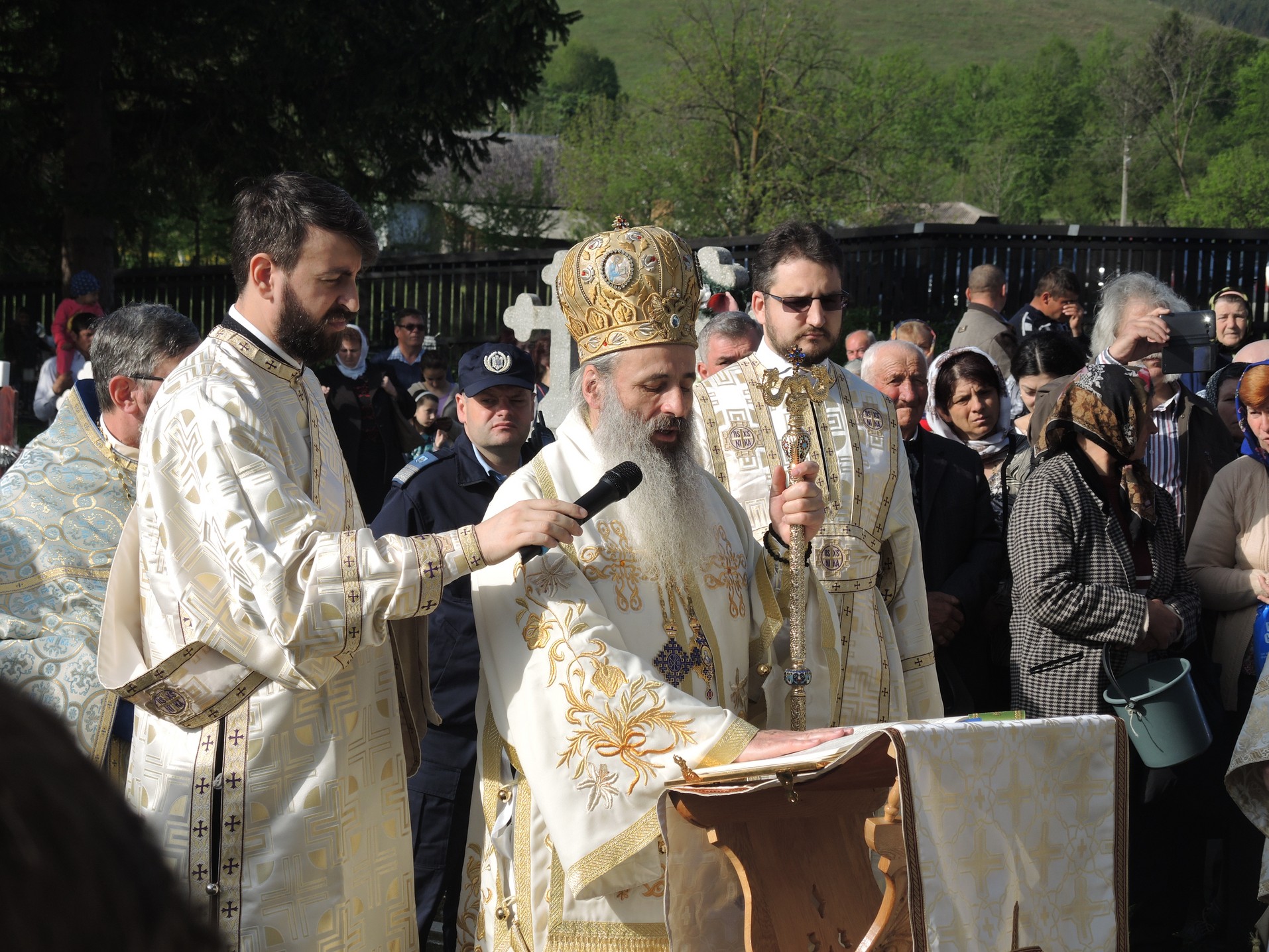 Resfințire de biserică la Crăcăoani: „Biserica este spitalul unde Doctorul este Dumnezeu” Resfințire de biserică la Crăcăoani: „Biserica este spitalul unde Doctorul este Dumnezeu”