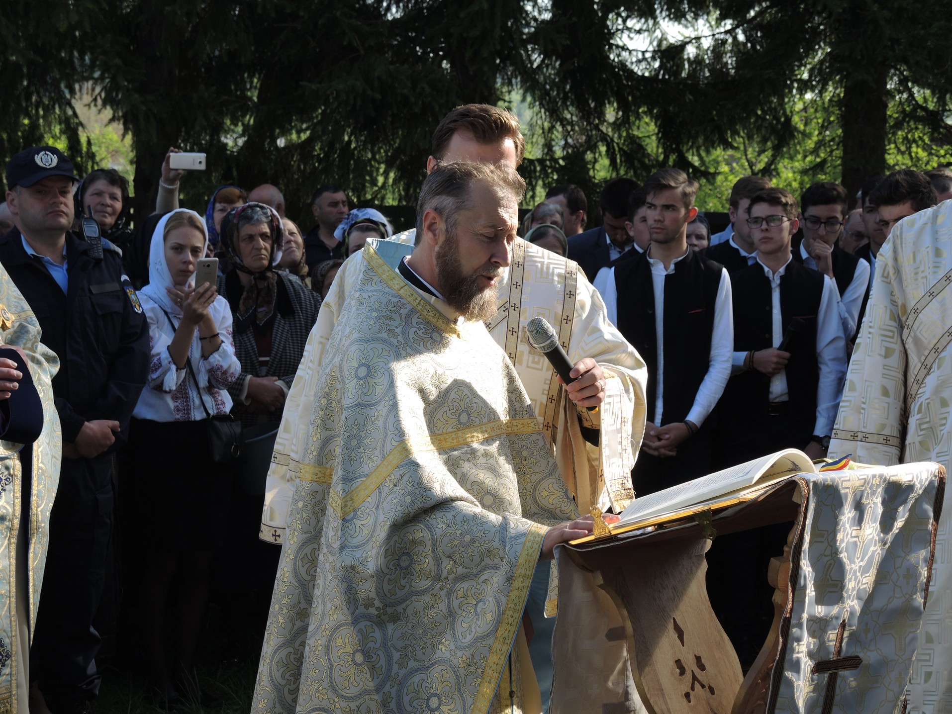 Resfințire de biserică la Crăcăoani: „Biserica este spitalul unde Doctorul este Dumnezeu” Resfințire de biserică la Crăcăoani: „Biserica este spitalul unde Doctorul este Dumnezeu”