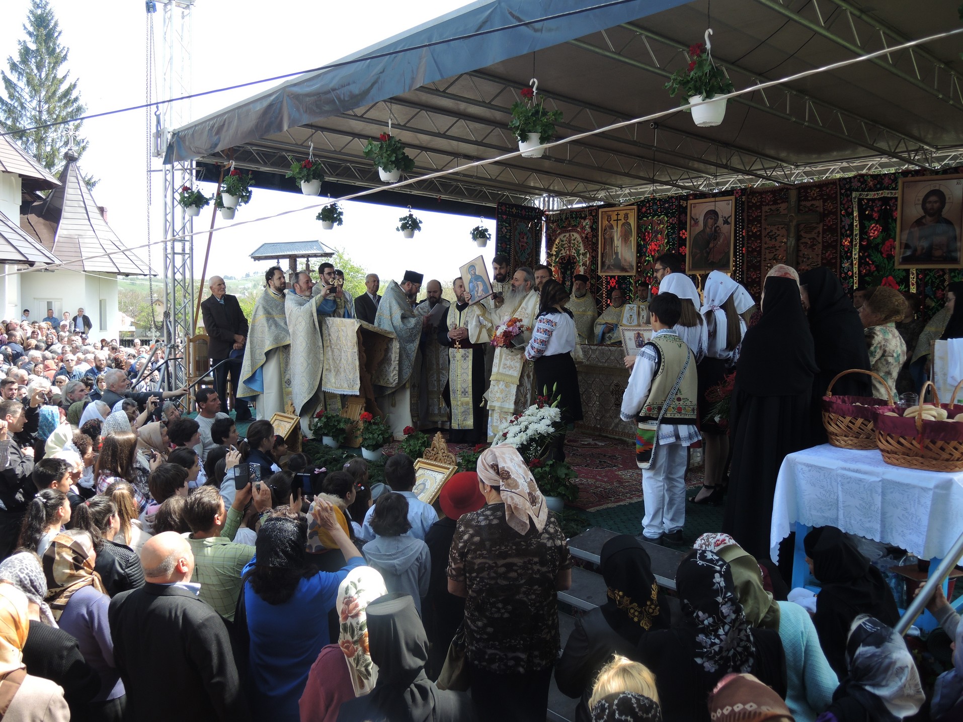 Resfințire de biserică la Crăcăoani: „Biserica este spitalul unde Doctorul este Dumnezeu” Resfințire de biserică la Crăcăoani: „Biserica este spitalul unde Doctorul este Dumnezeu”