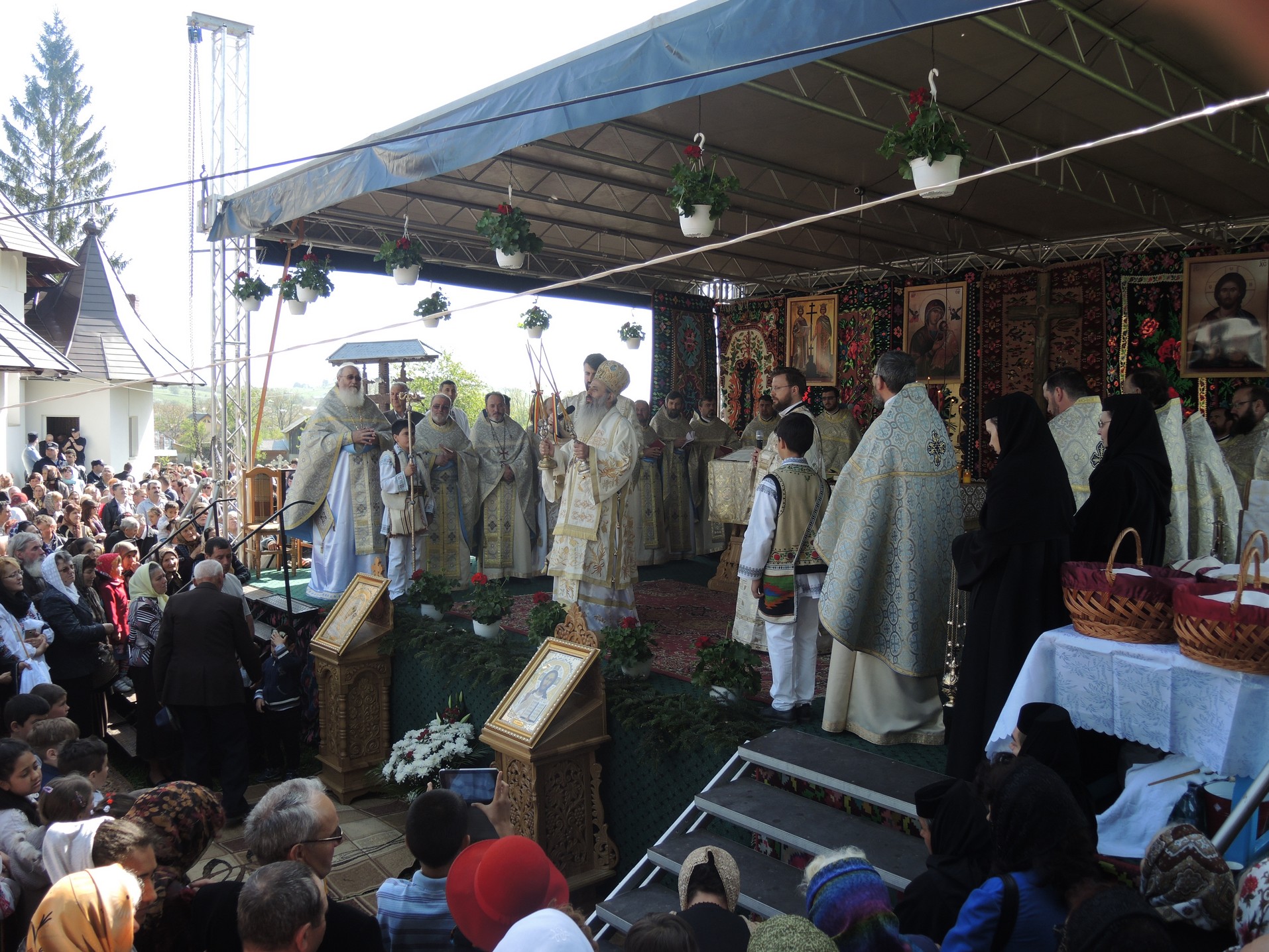 Resfințire de biserică la Crăcăoani: „Biserica este spitalul unde Doctorul este Dumnezeu”