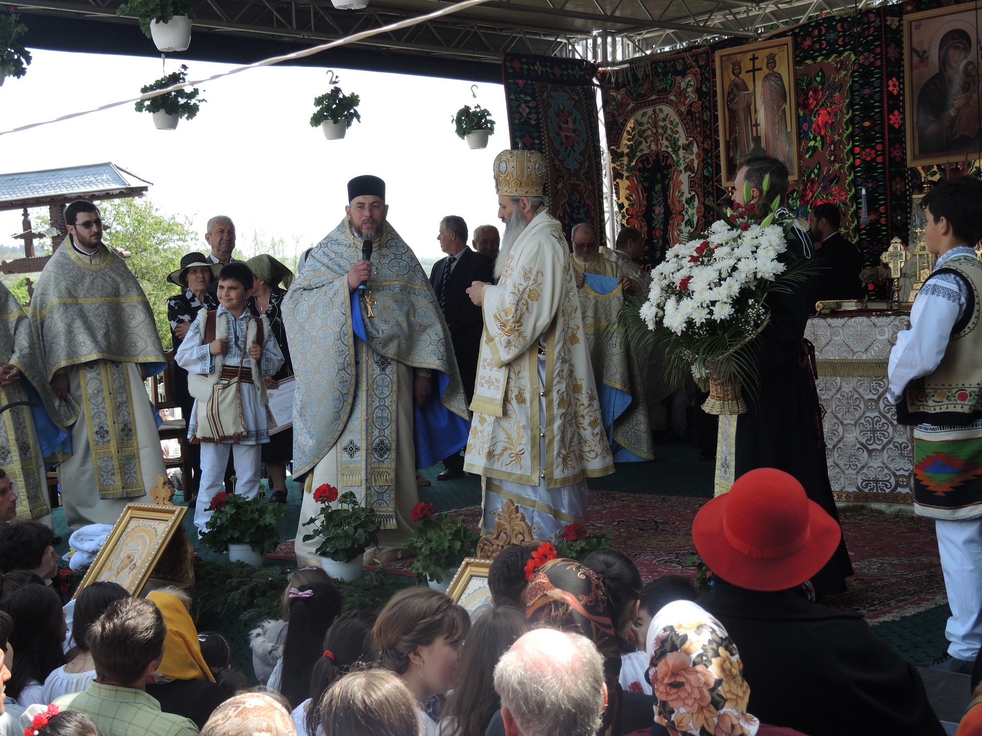 Resfințire de biserică la Crăcăoani: „Biserica este spitalul unde Doctorul este Dumnezeu” Resfințire de biserică la Crăcăoani: „Biserica este spitalul unde Doctorul este Dumnezeu”