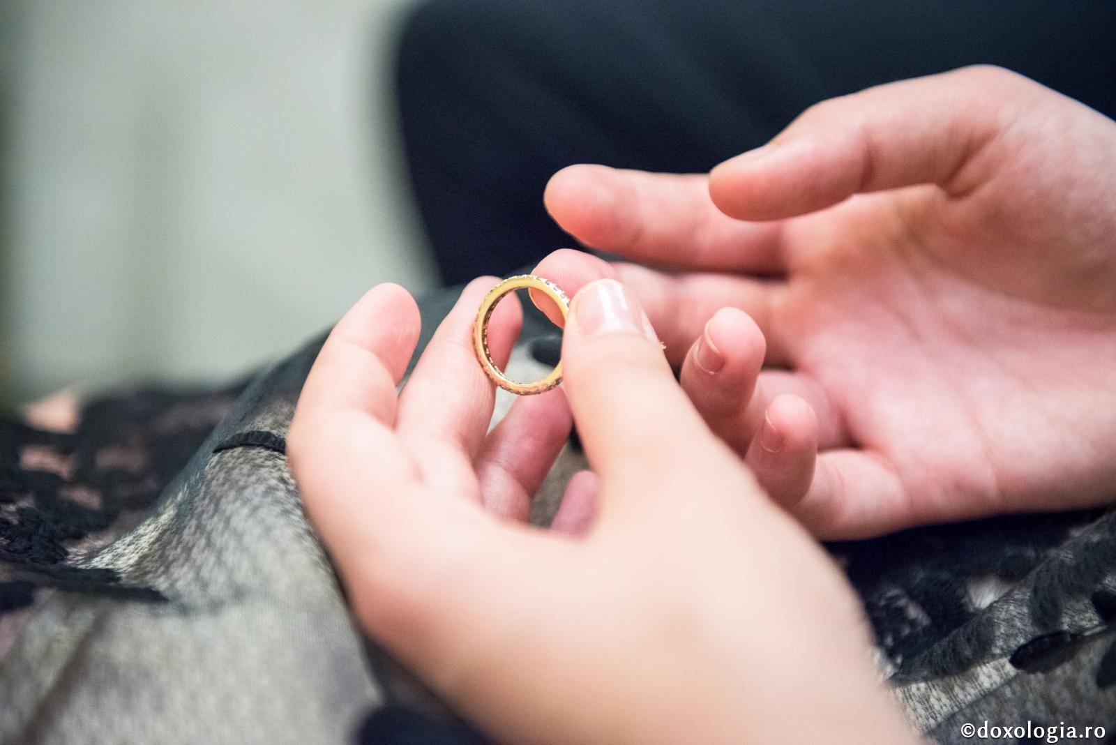 „Trebuie făcut totul pentru evitarea divorțului. Omul trebuie să-și asculte conștiința” / Foto: Oana Nechifor verighetă între degete