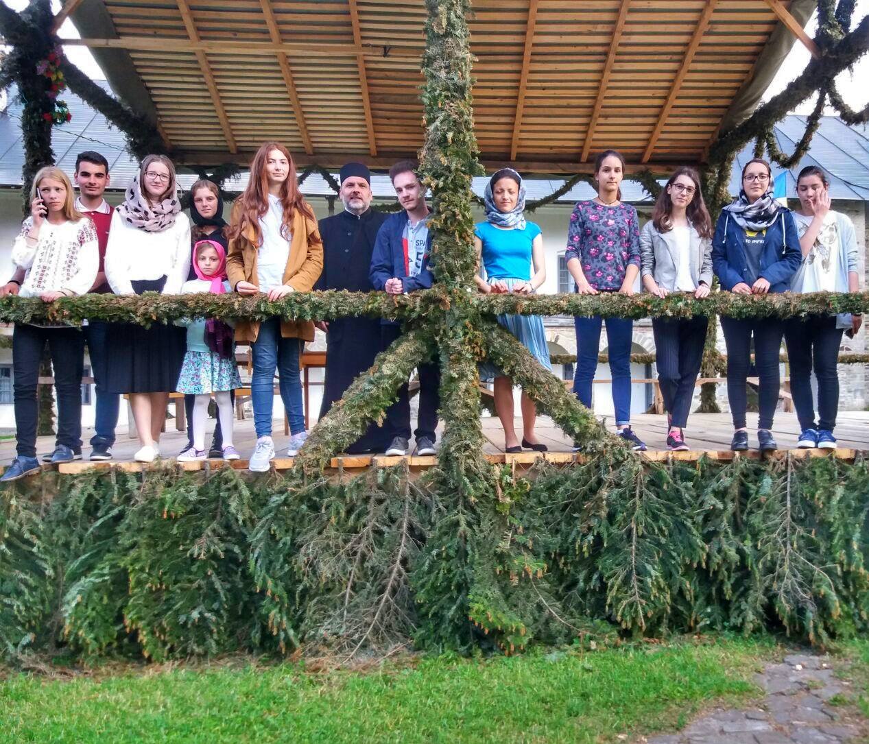 Membri ai ATOR Piatra Neamţ, în vizită la copiii de la şcoala Mănăstirii Paltin