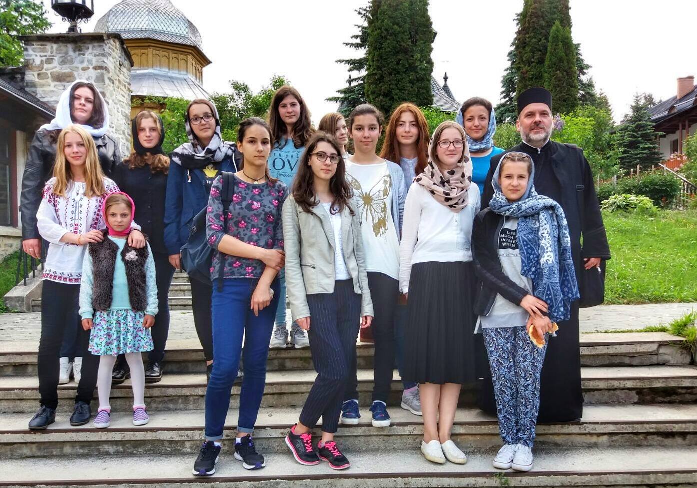 Membri ai ATOR Piatra Neamţ, în vizită la copiii de la şcoala Mănăstirii Paltin