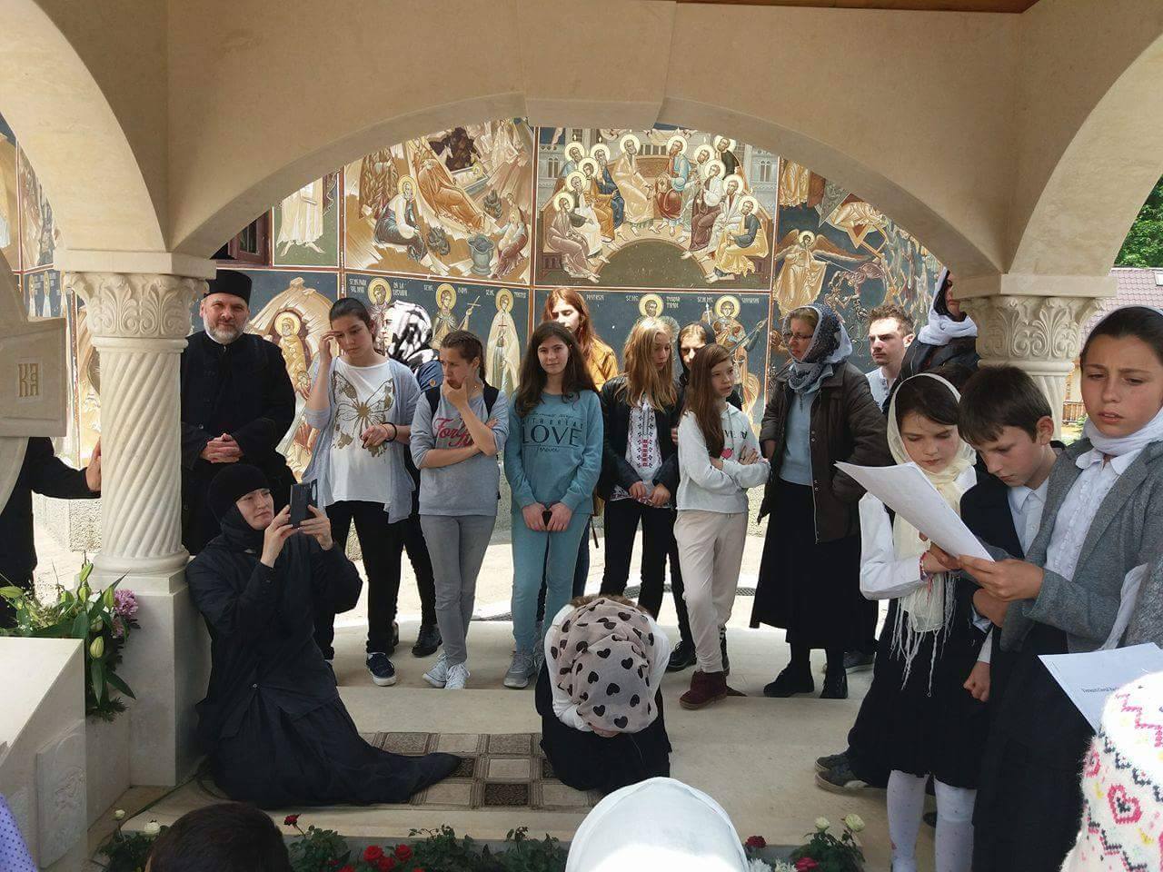 Membri ai ATOR Piatra Neamţ, în vizită la copiii de la şcoala Mănăstirii Paltin