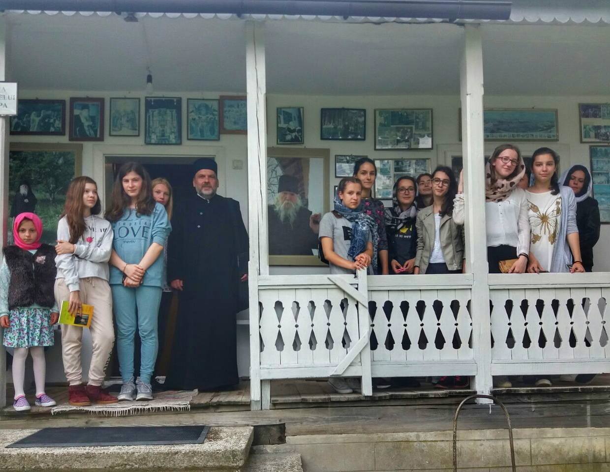 Membri ai ATOR Piatra Neamţ, în vizită la copiii de la şcoala Mănăstirii Paltin