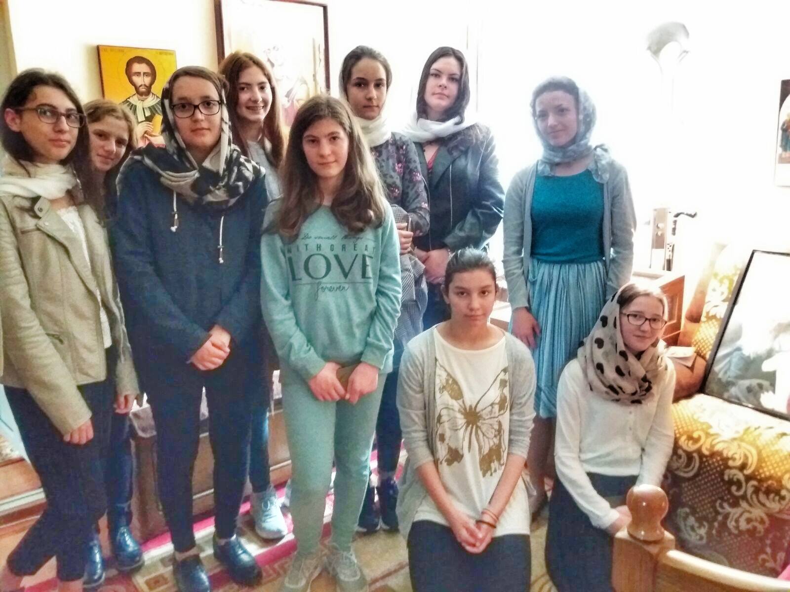 Membri ai ATOR Piatra Neamţ, în vizită la copiii de la şcoala Mănăstirii Paltin