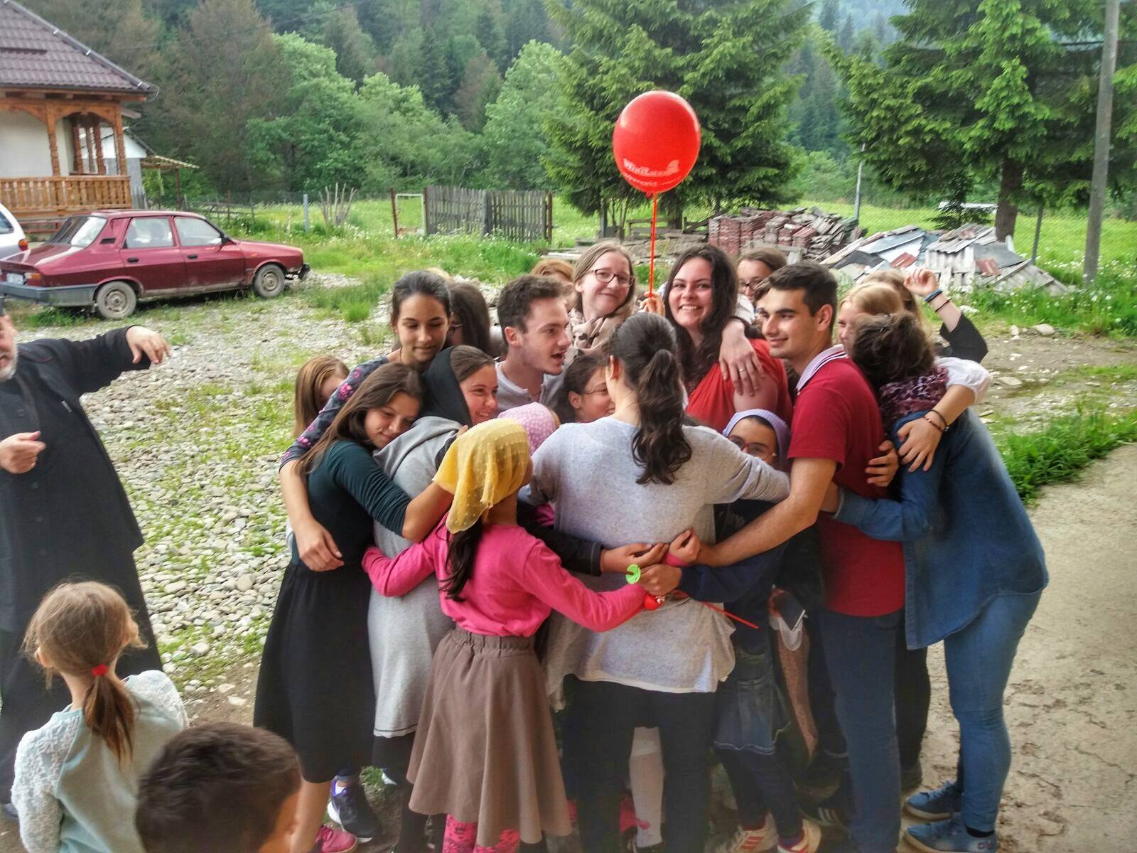 Membri ai ATOR Piatra Neamţ, în vizită la copiii de la şcoala Mănăstirii Paltin