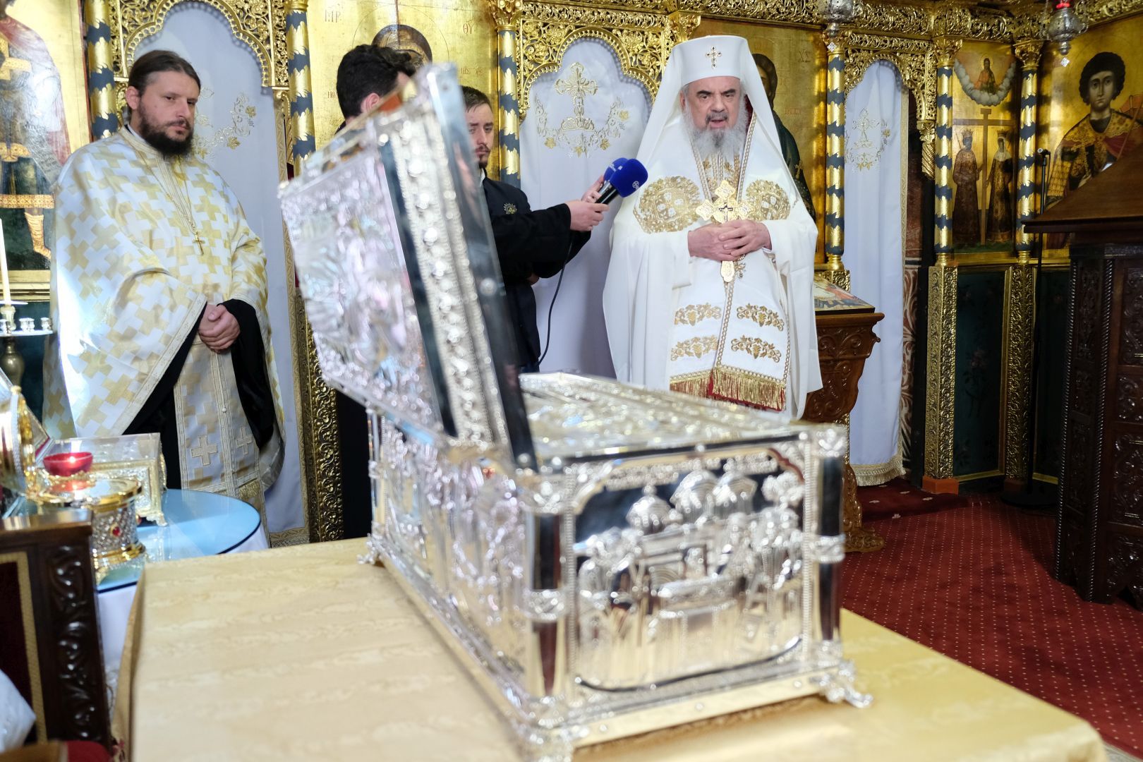 Părintele Patriarh Daniel a sfințit noua raclă pentru moaștele Sfântului Efrem de la Mănăstirea „Radu Vodă”