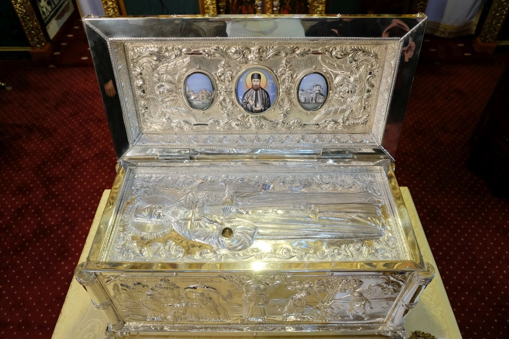 Părintele Patriarh Daniel a sfințit noua raclă pentru moaștele Sfântului Efrem de la Mănăstirea „Radu Vodă”