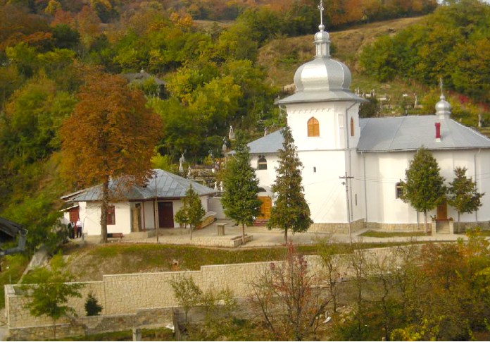 Credincioșii nemțeni pot aduce cinstire Brâului Maicii Domnului