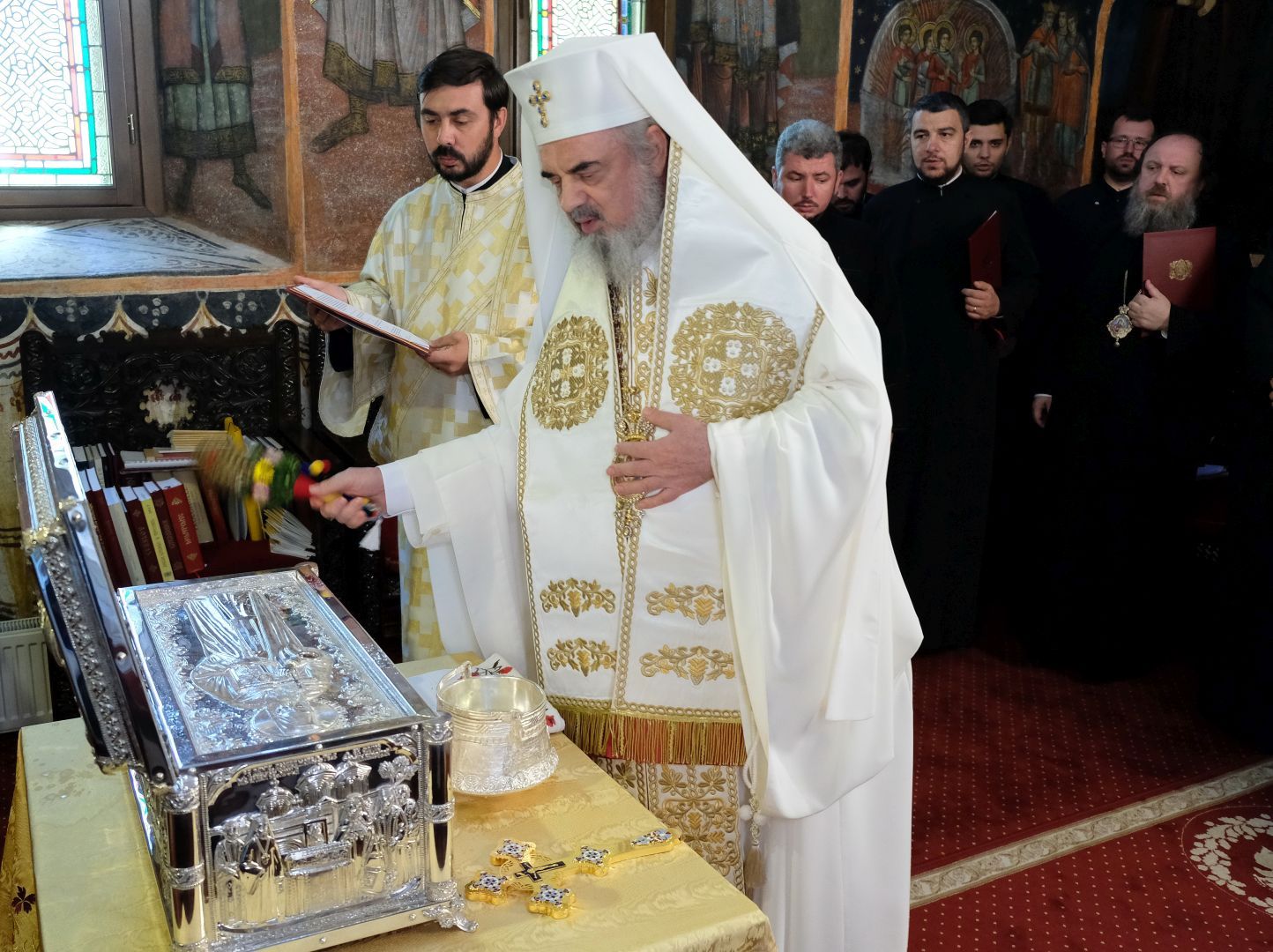 Părintele Patriarh Daniel a sfințit noua raclă pentru moaștele Sfântului Efrem de la Mănăstirea „Radu Vodă”