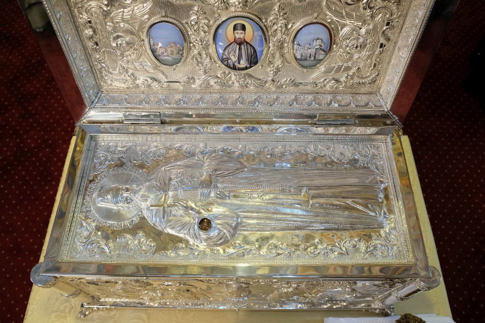 Părintele Patriarh Daniel a sfințit noua raclă pentru moaștele Sfântului Efrem de la Mănăstirea „Radu Vodă”