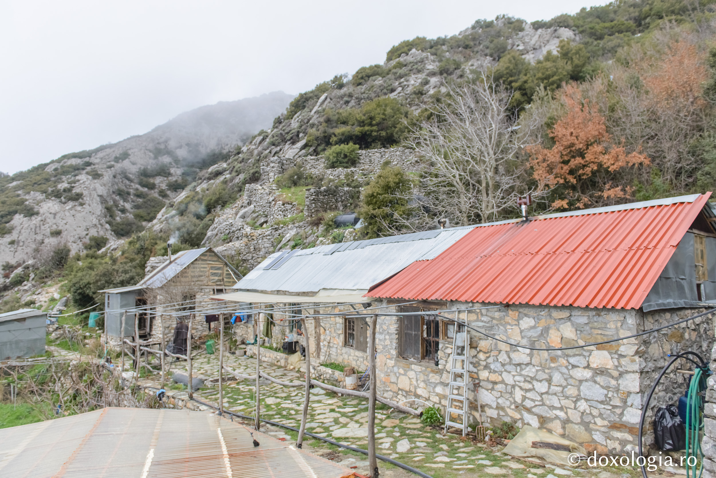 (Foto) Coliba „Sfântul Ipatie” de la Katunakia – loc de nevoinţă al Sfântului Cuvios Paisie Aghioritul