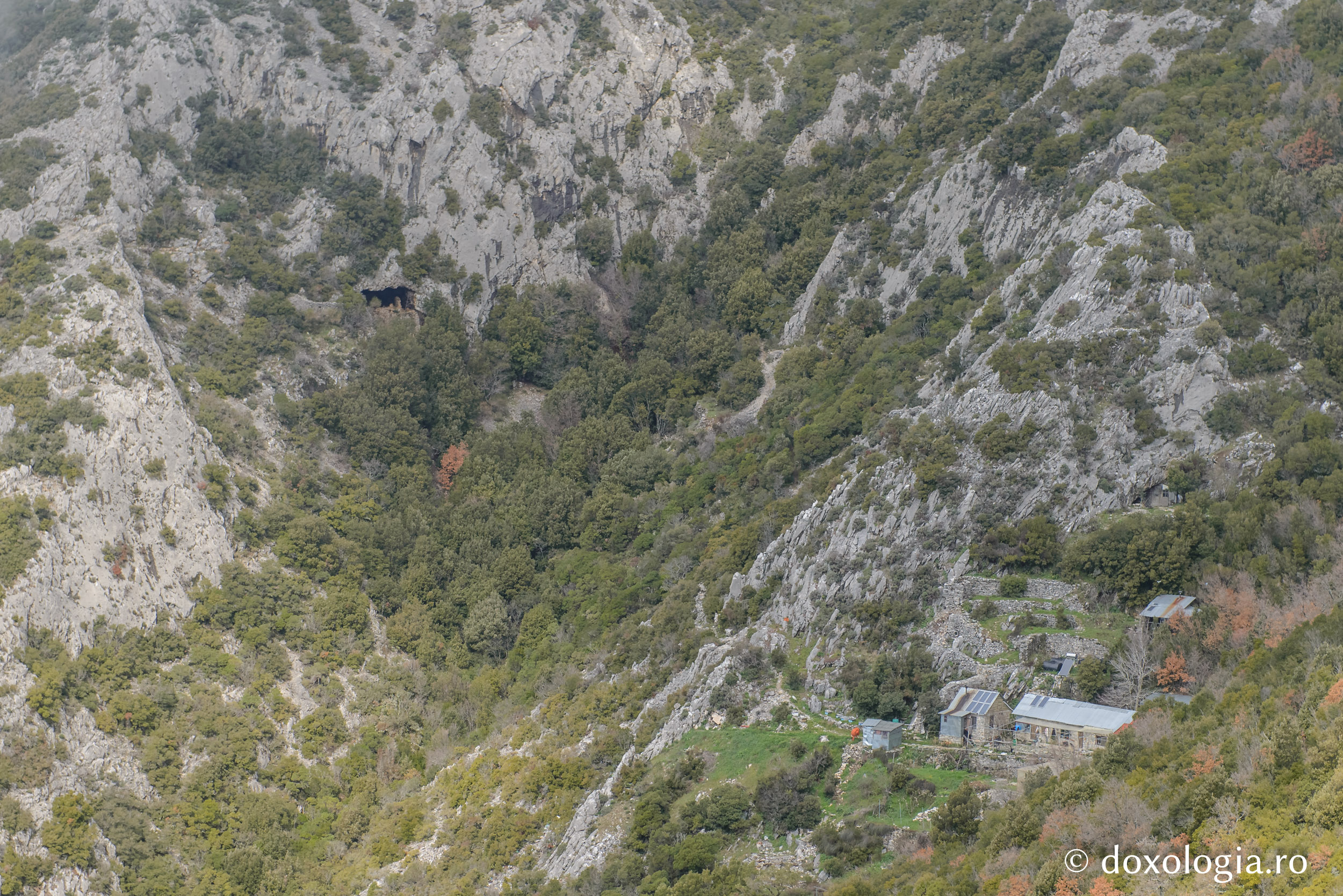 Peștera de la Katunakia de Sus și Coliba „Sfântul Ipatie”