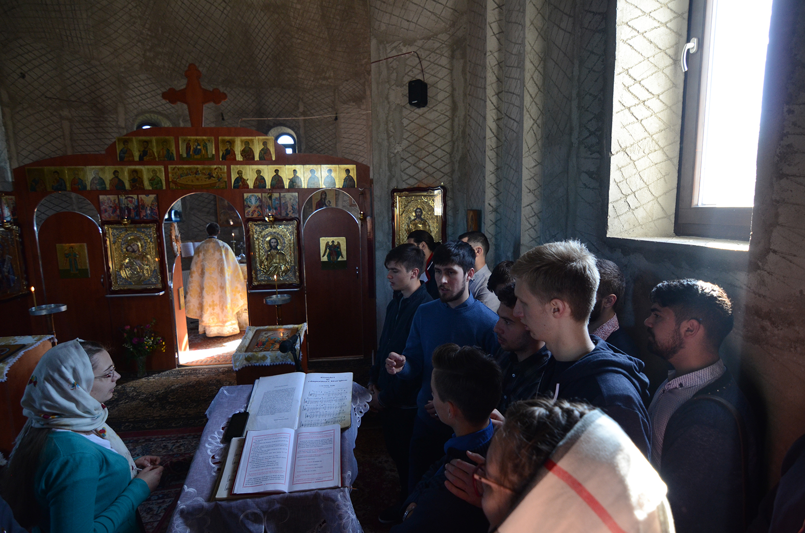 Tinerii ascoreni în misiune în satul Unguroaia Tinerii ascoreni în misiune în satul Unguroaia