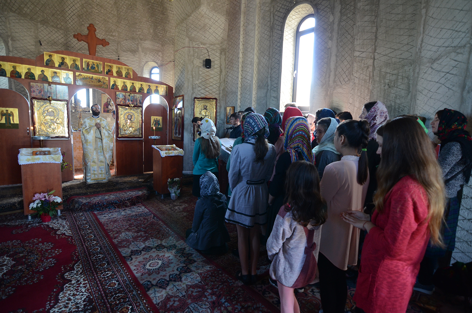 Tinerii ascoreni în misiune în satul Unguroaia Tinerii ascoreni în misiune în satul Unguroaia