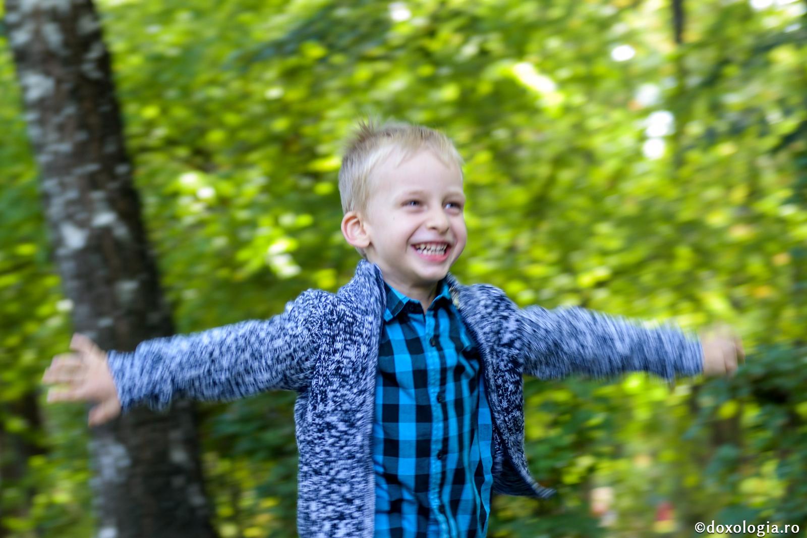 copil vesel alergând