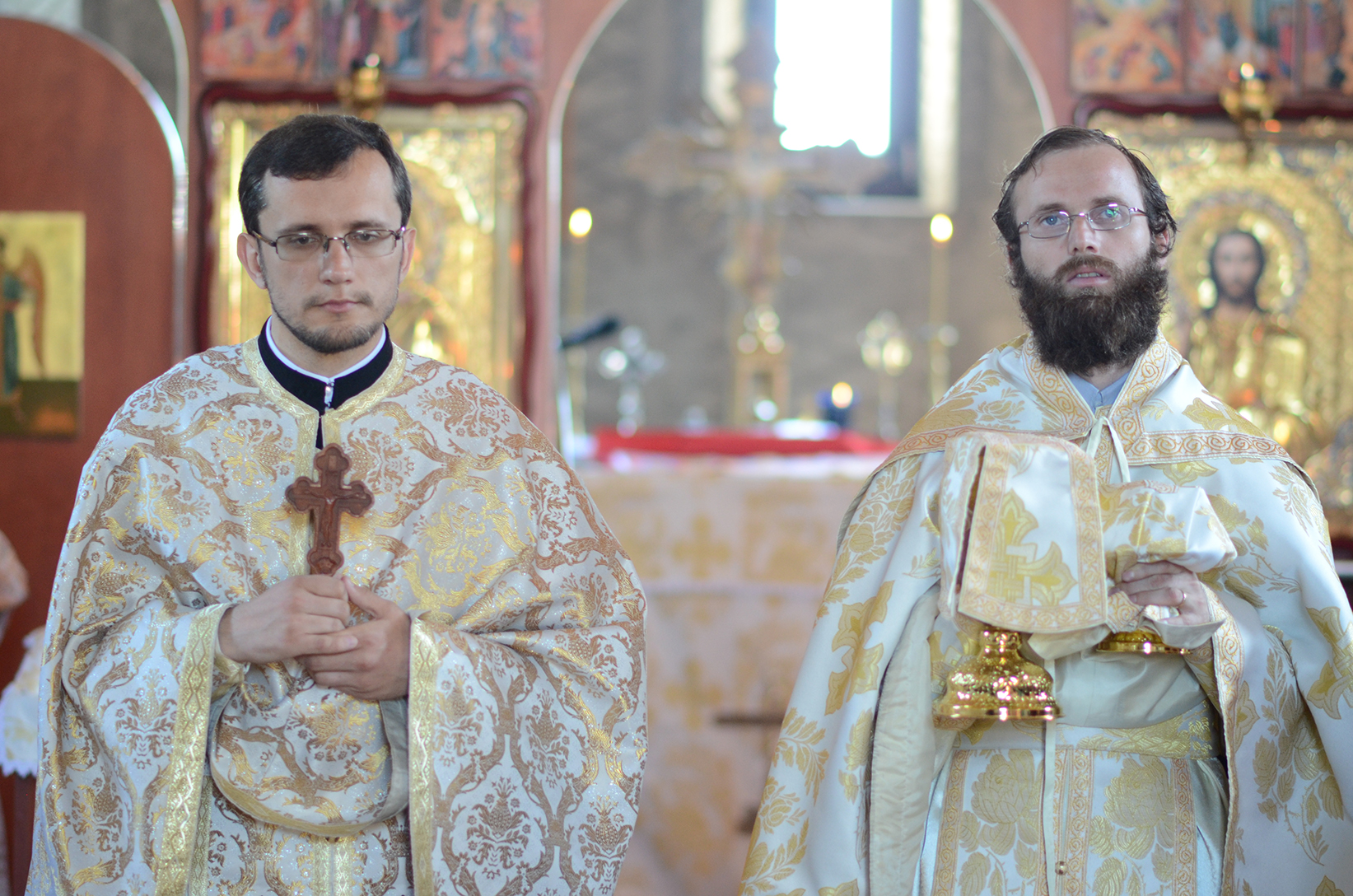 Tinerii ascoreni în misiune în satul Unguroaia Tinerii ascoreni în misiune în satul Unguroaia