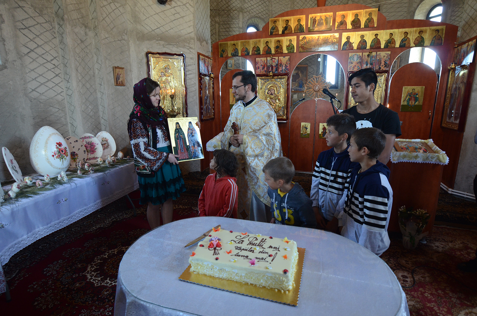 Tinerii ascoreni în misiune în satul Unguroaia Tinerii ascoreni în misiune în satul Unguroaia