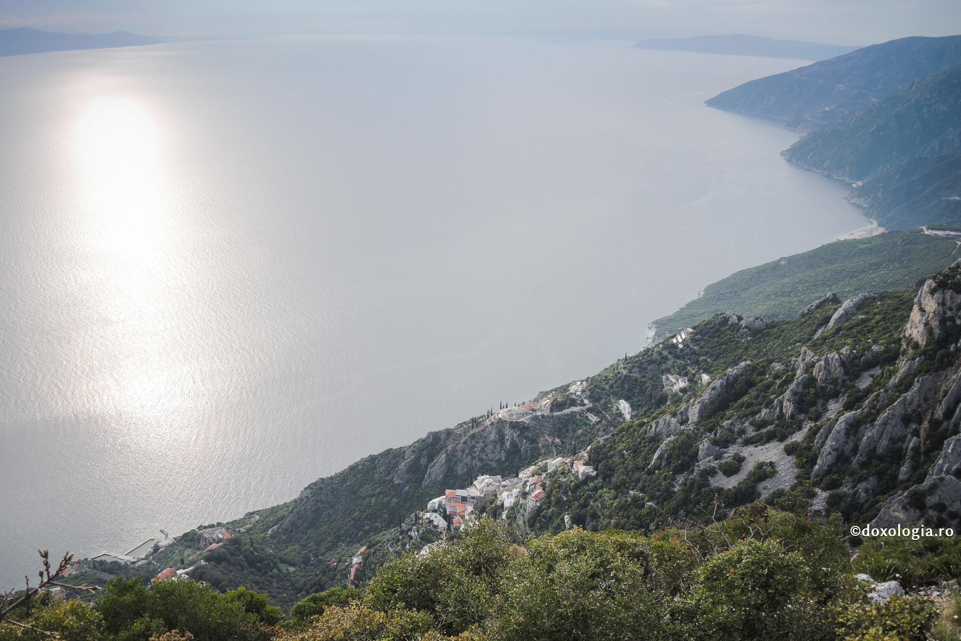Pășind sfios prin „grădina Maicii Domnului”, Sfântul Munte Athos Pășind sfios prin „grădina Maicii Domnului”, Sfântul Munte Athos