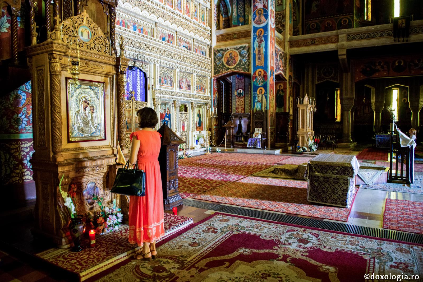 Cum să stăm în biserică?