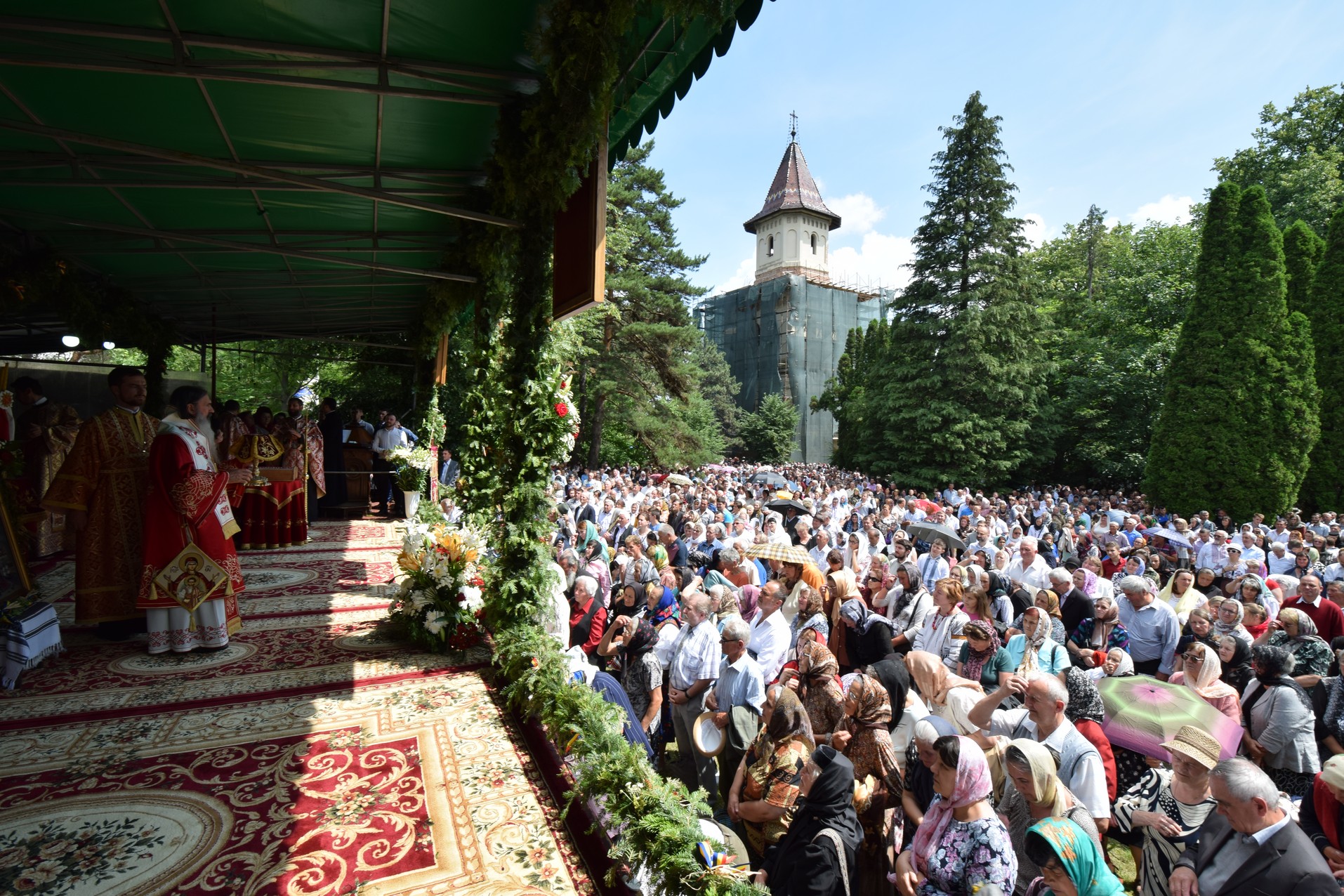 20.000 de pelerini s-au întâlnit cu Sfântul Ioan cel Nou la Suceava (GALERIE FOTO)